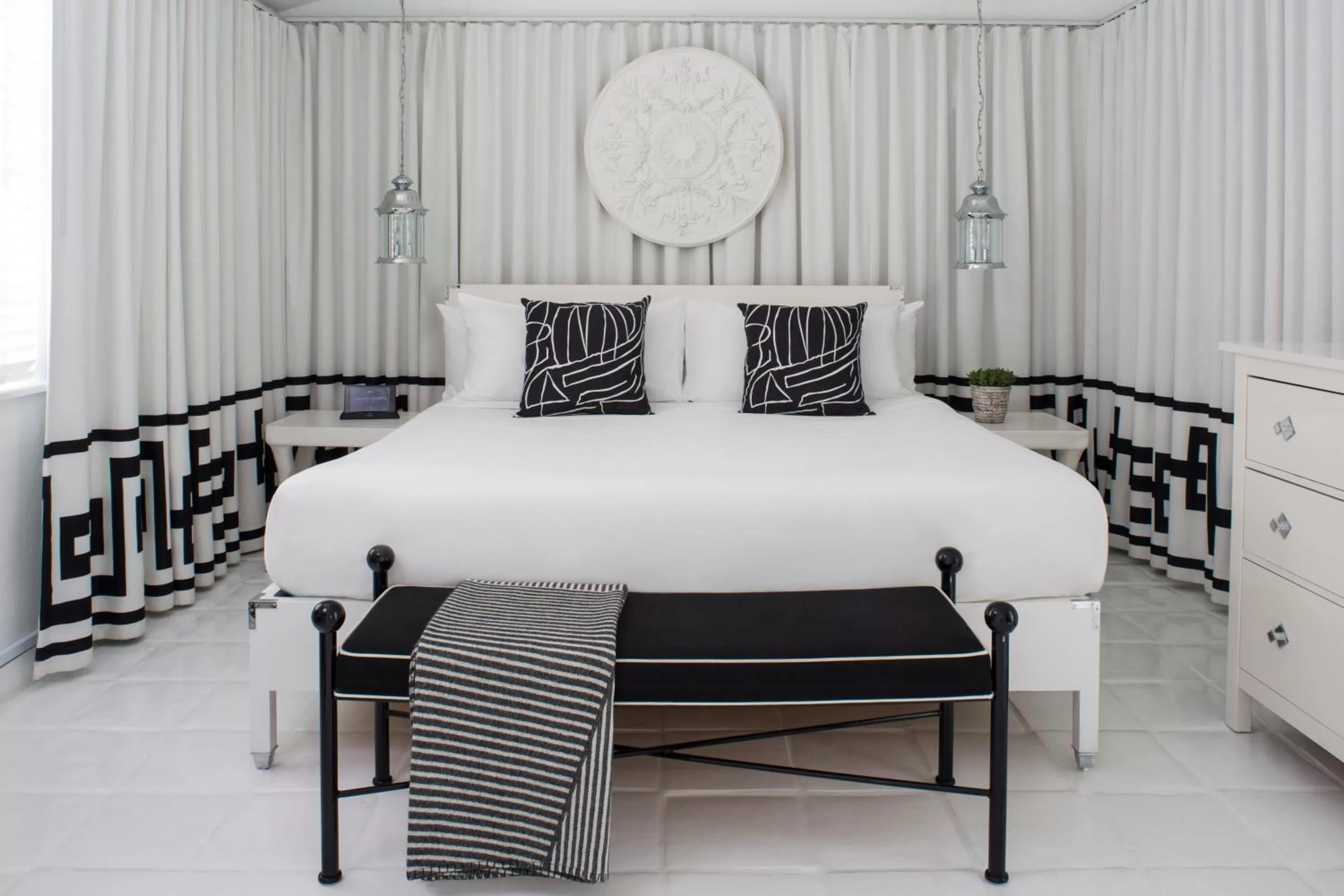 Bed in Avalon Hotel & Bungalows Palm Springs, a Member of Design Hotels