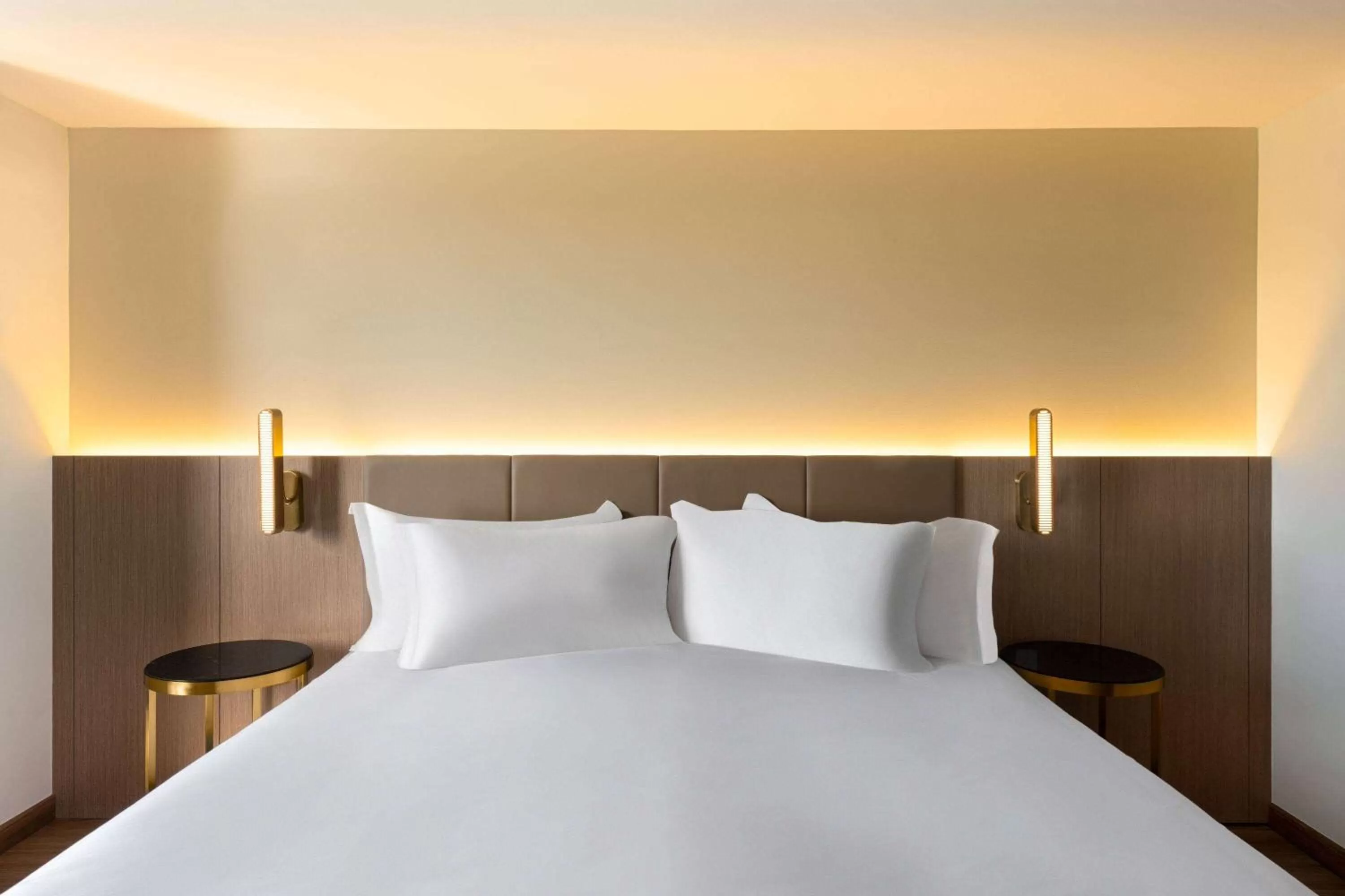 Photo of the whole room, Bed in Dolce by Wyndham Hollywood