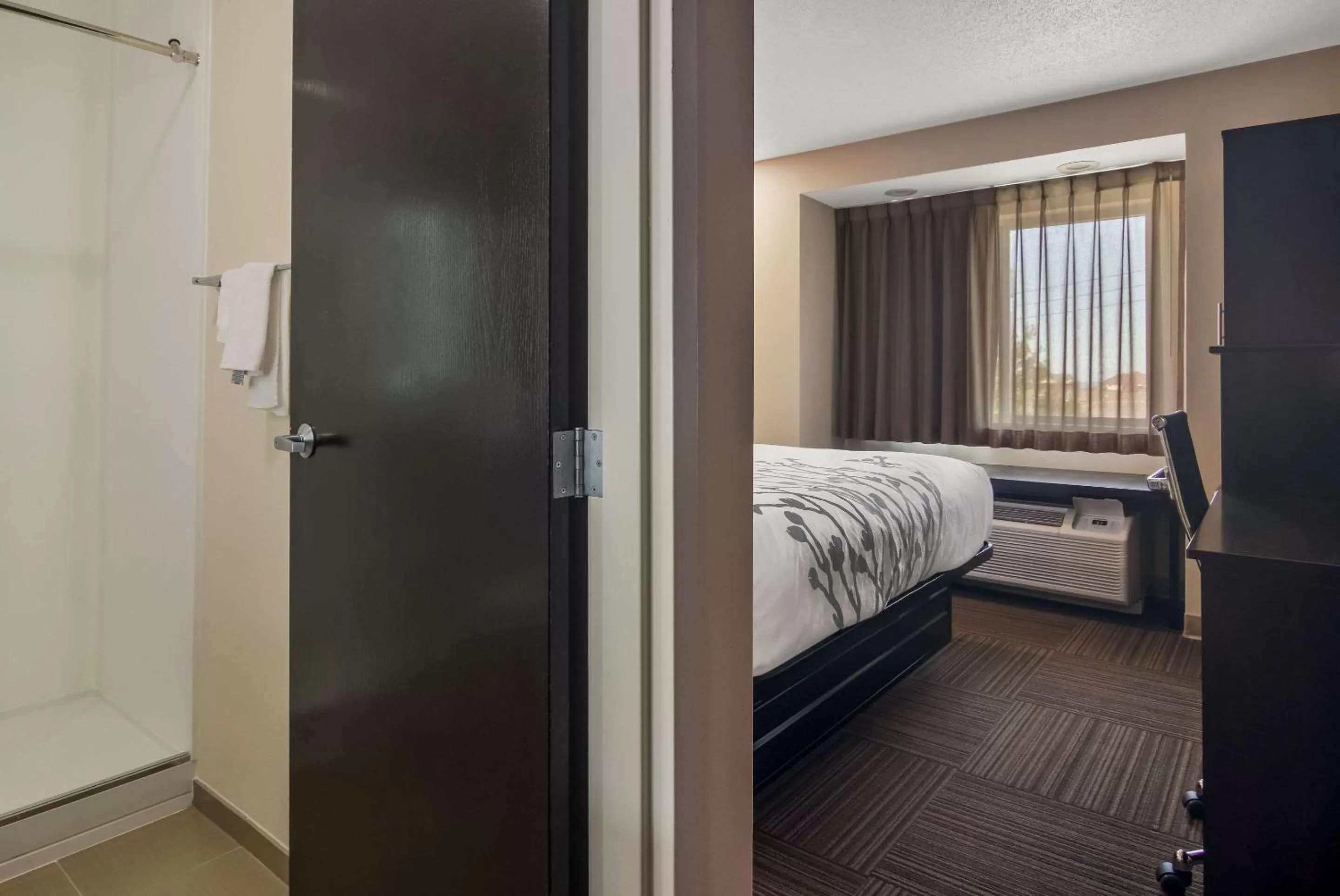 Bedroom, Bed in Sleep Inn Erie near Sports Center