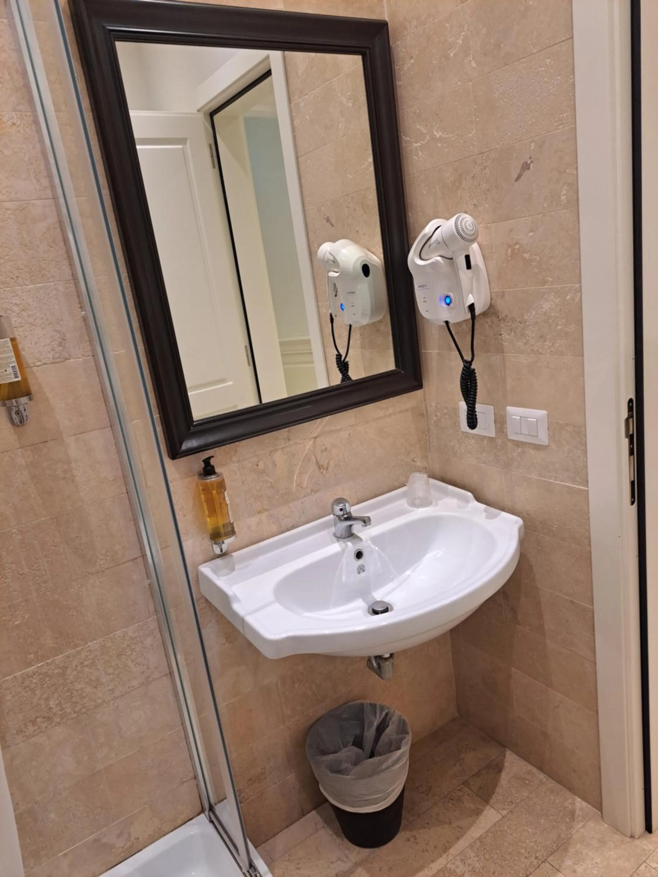 Shower in Hotel dei Quiriti Suite