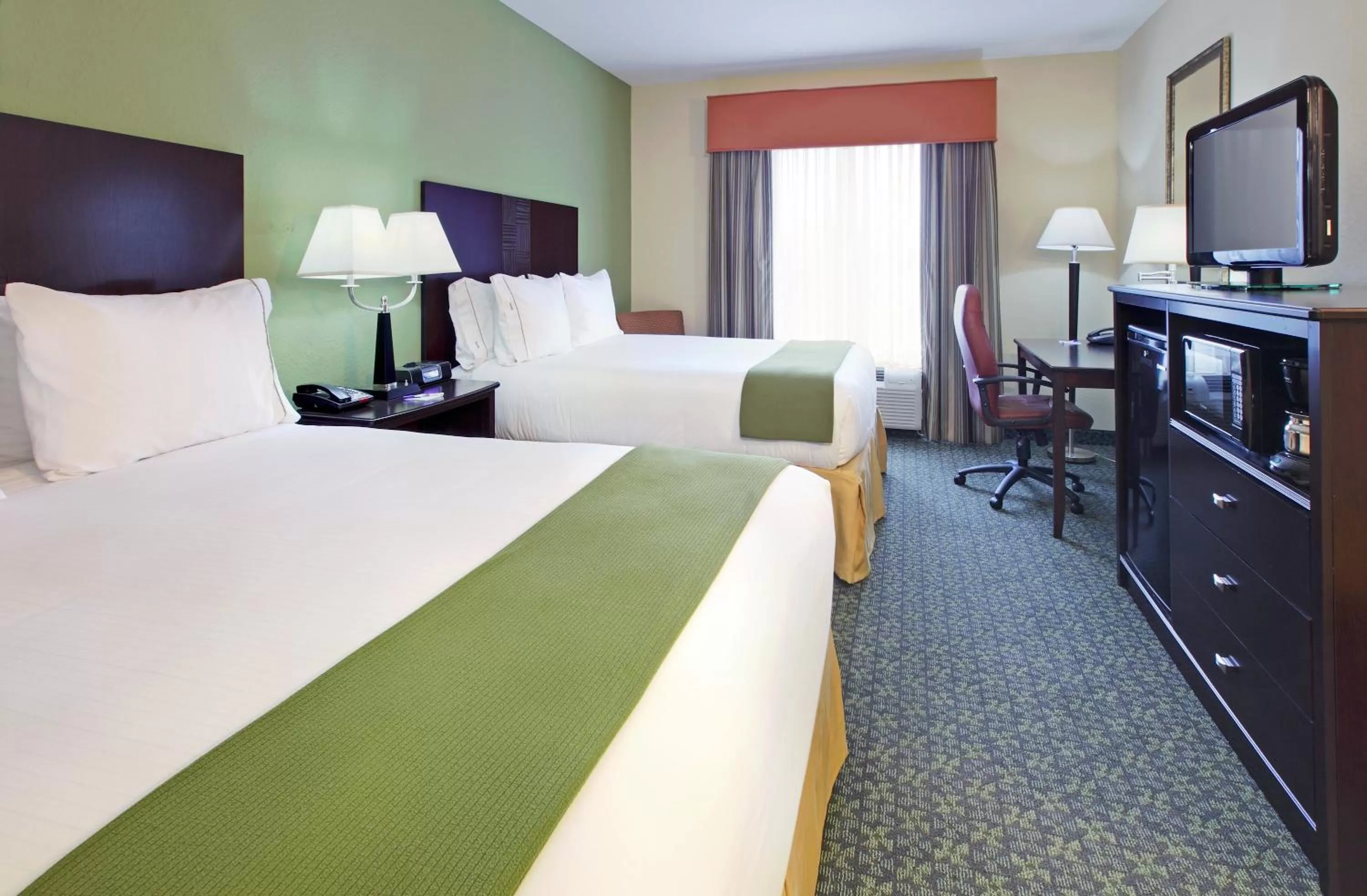 Photo of the whole room, Bed in Holiday Inn Express & Suites Covington by IHG