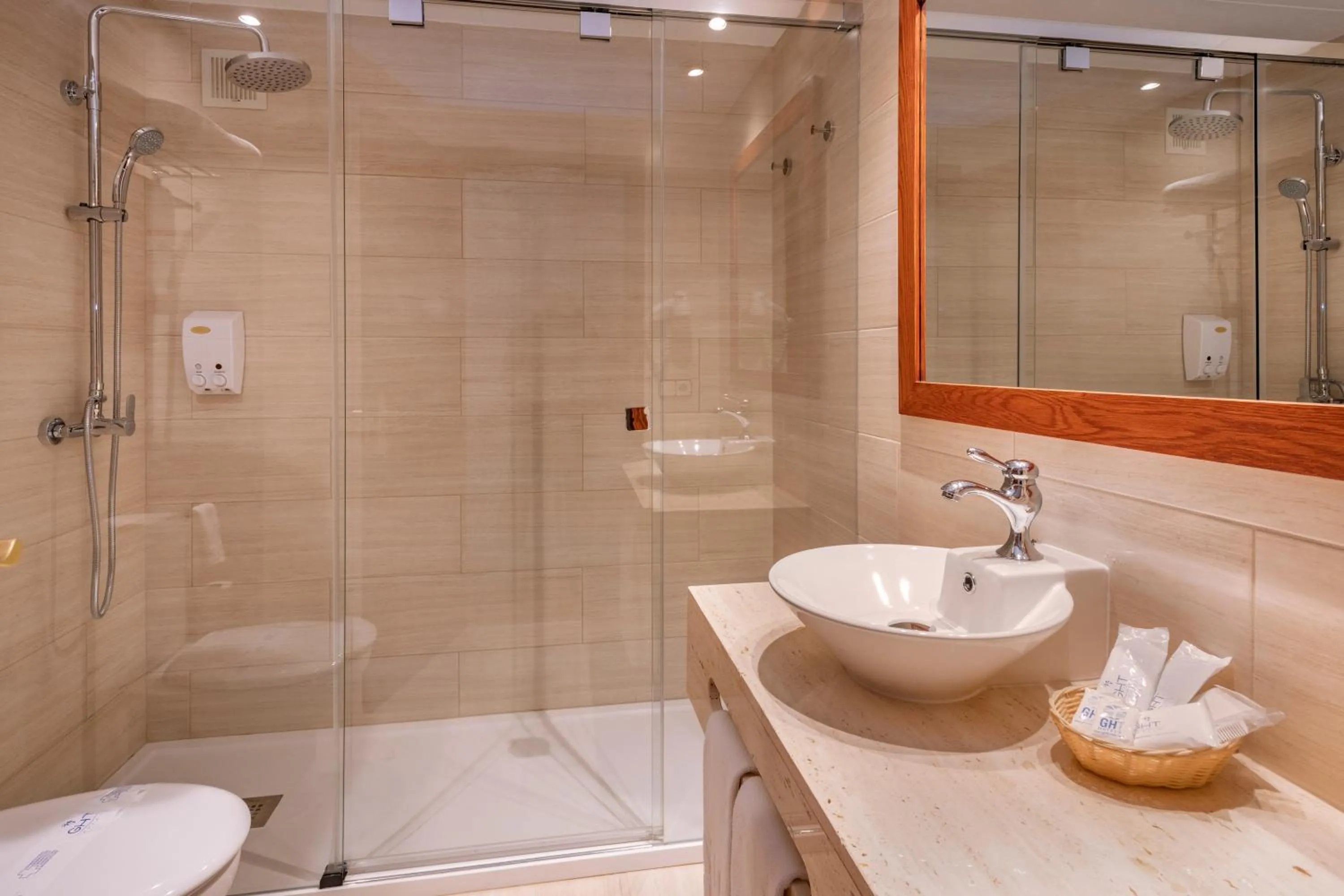 Shower in Hotel GHT Neptuno-Tossa & Venus SPA