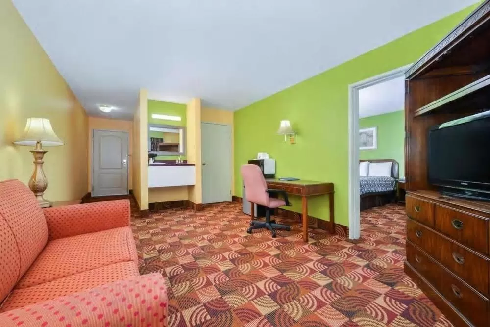 Seating area, Bed in Super 8 by Wyndham Lake of the Ozarks