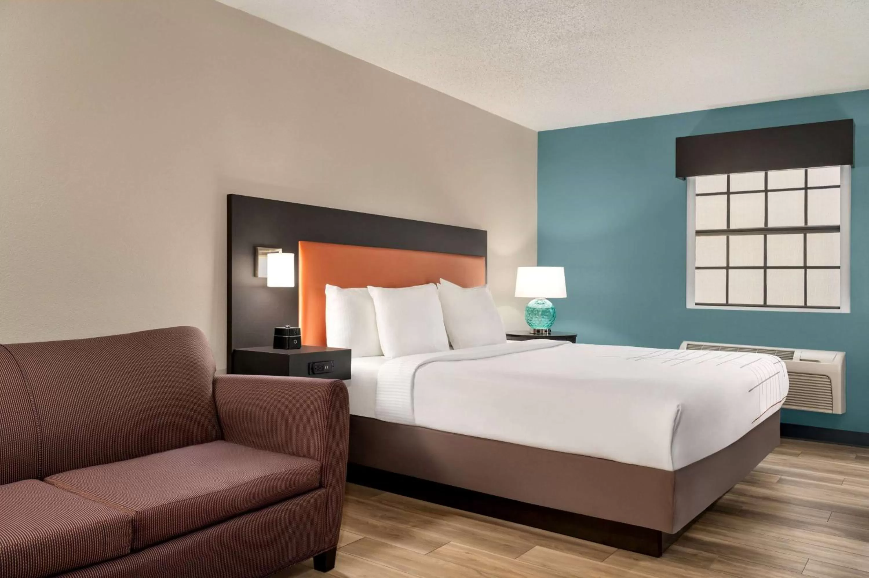 Photo of the whole room, Bed in La Quinta Inn by Wyndham Columbus Airport Area