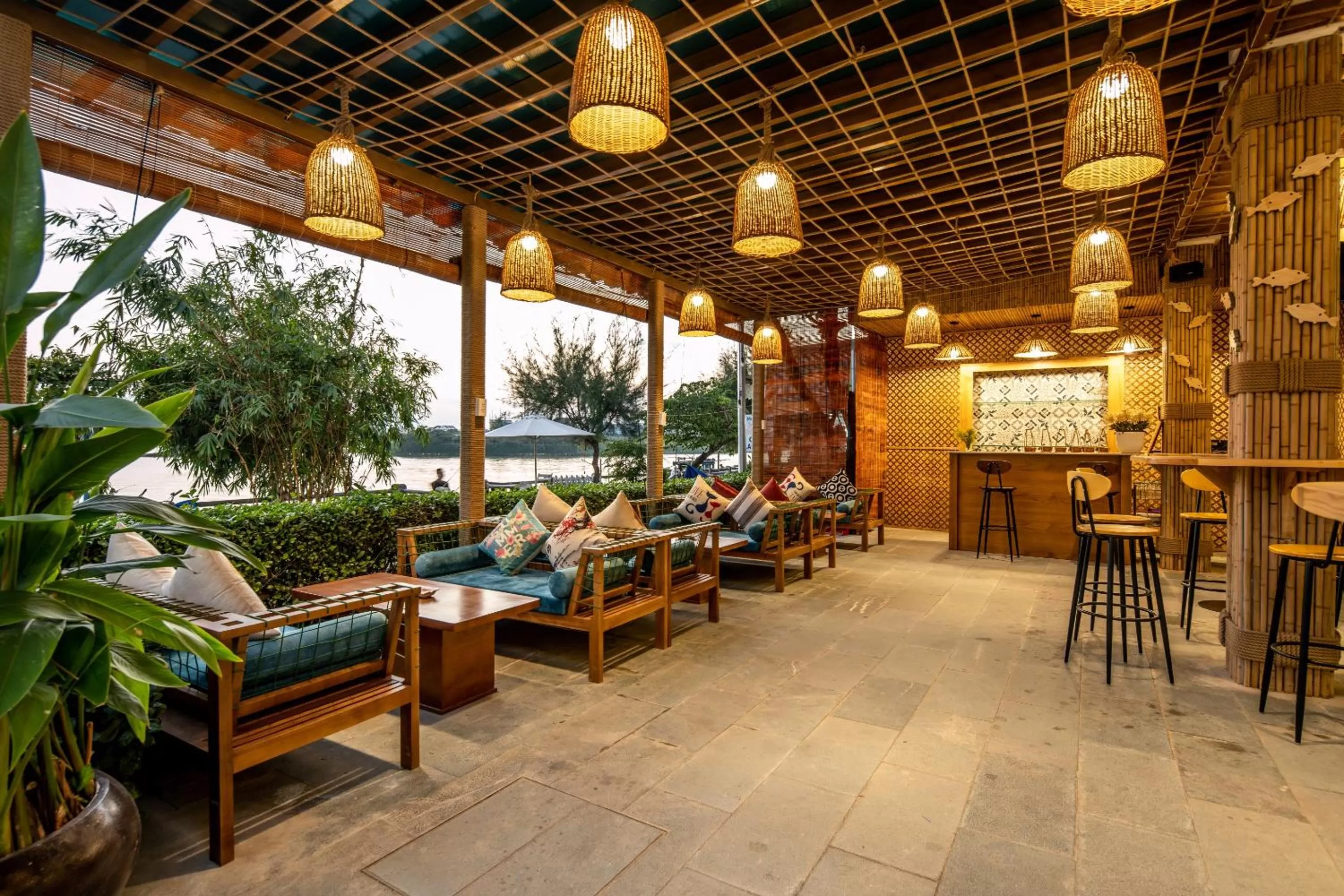 Lounge or bar, Restaurant/Places to Eat in TRIPLE Riverside Villa Hotel HoiAn