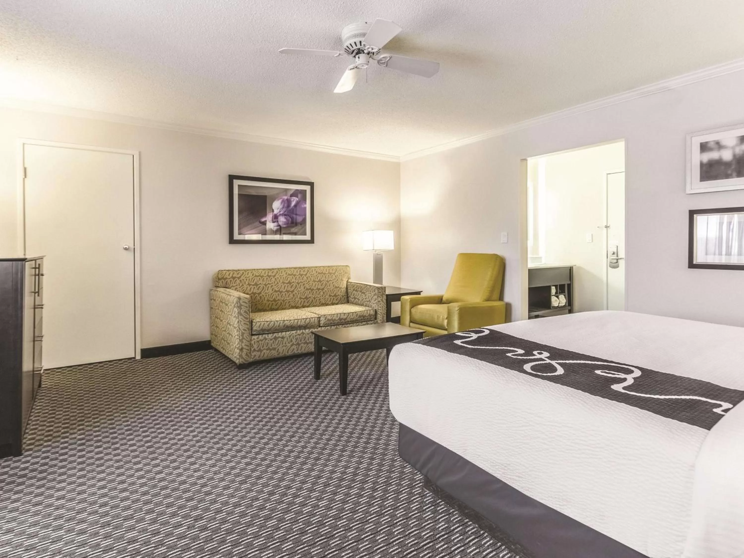 Photo of the whole room, Bed in La Quinta by Wyndham Cleveland - Airport North