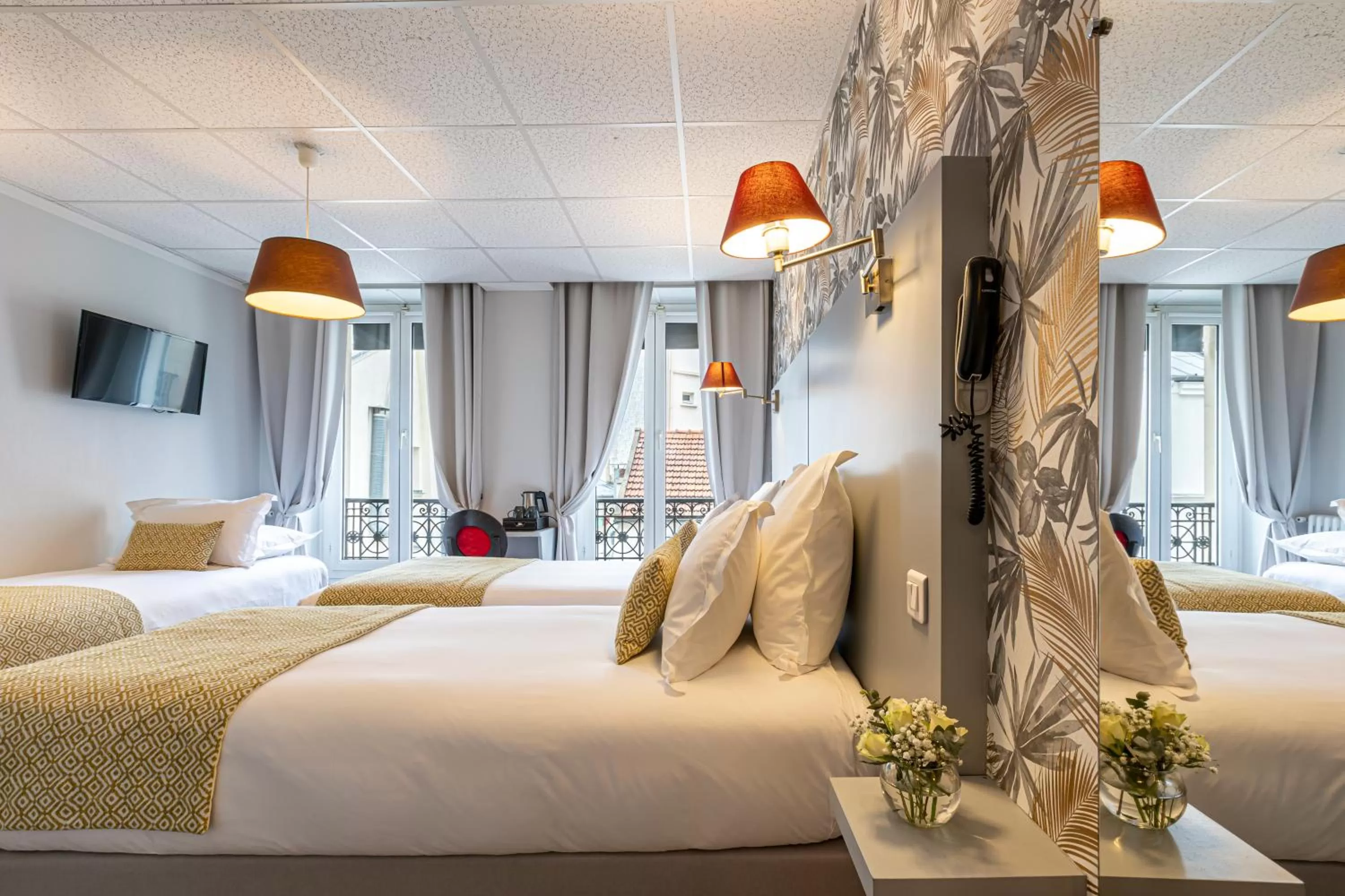 Photo of the whole room, Bed in Splendid Hôtel