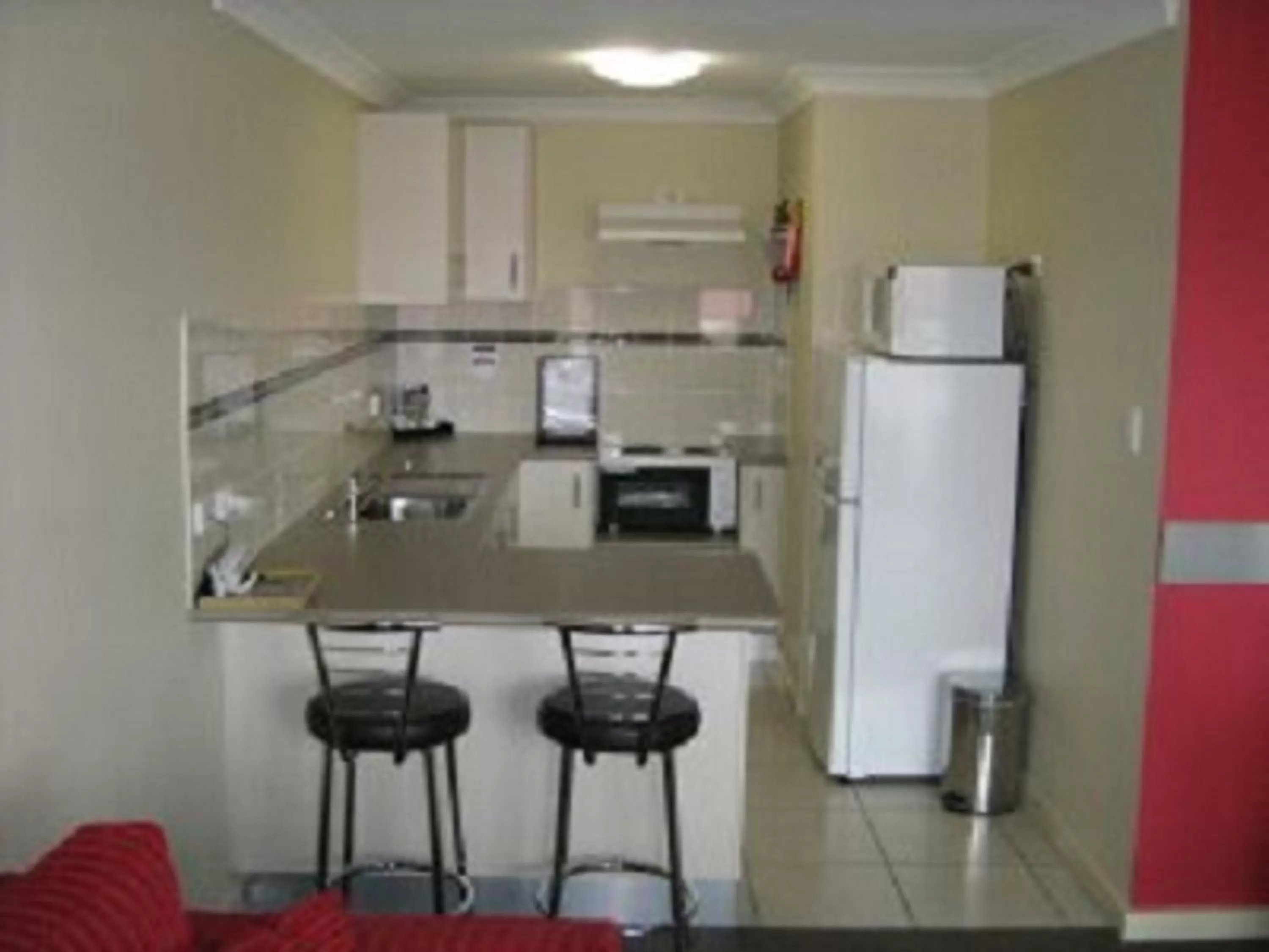 Kitchen or kitchenette in Cattlemans Country Motor Inn & Serviced Apartments
