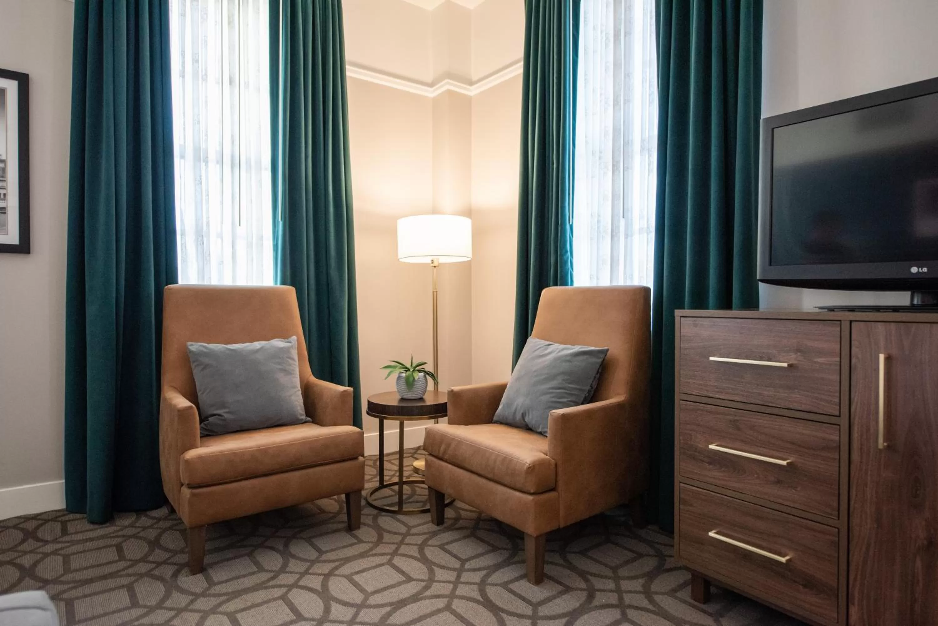 TV and multimedia in Magnolia Hotel Omaha