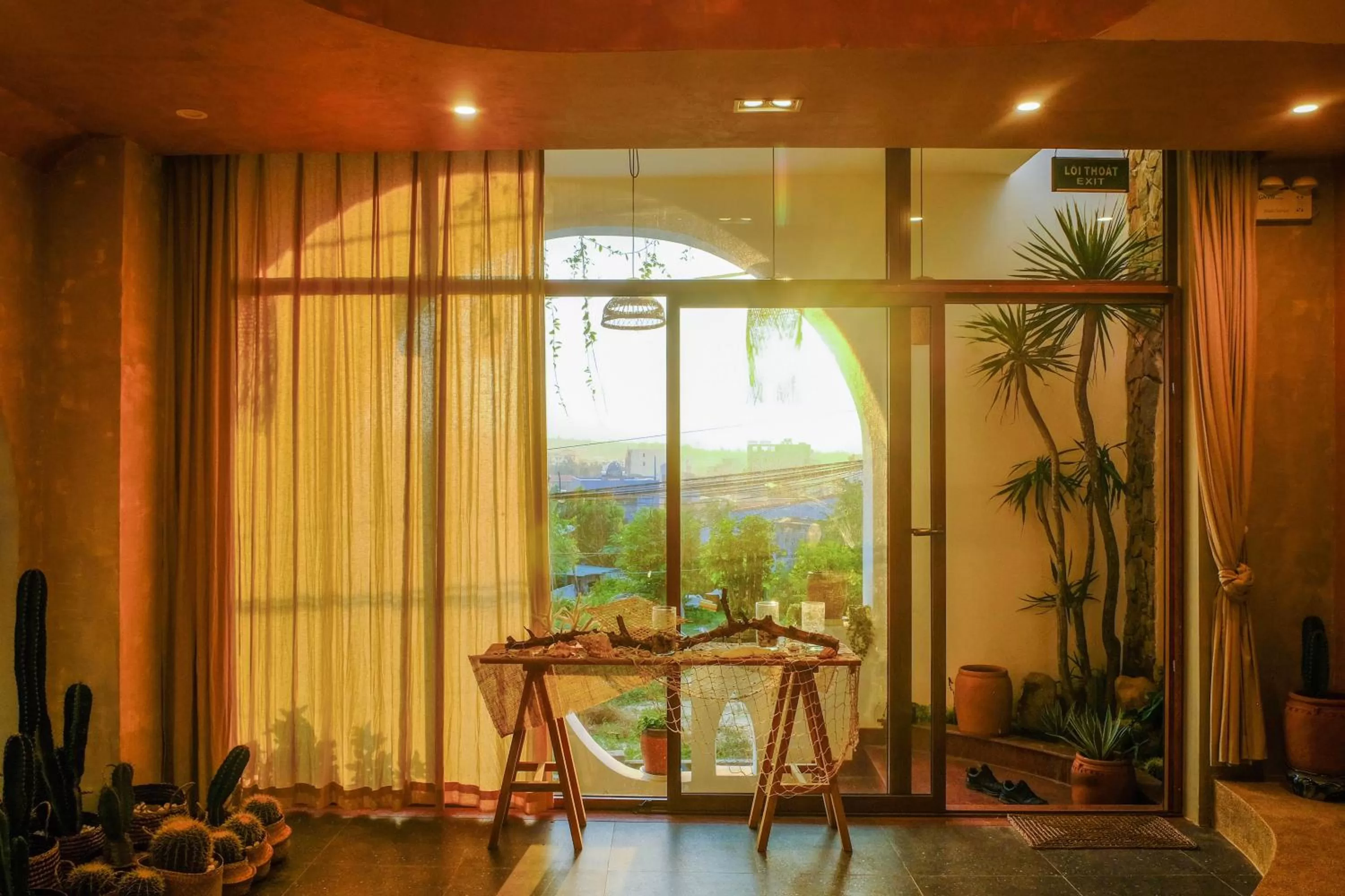 Communal lounge/ TV room in Eo Gió Có Homestay