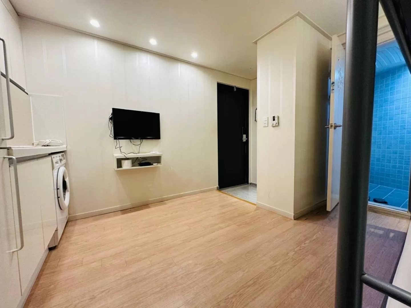 Toilet, TV/Entertainment Center in Olive hostel R(Residence)