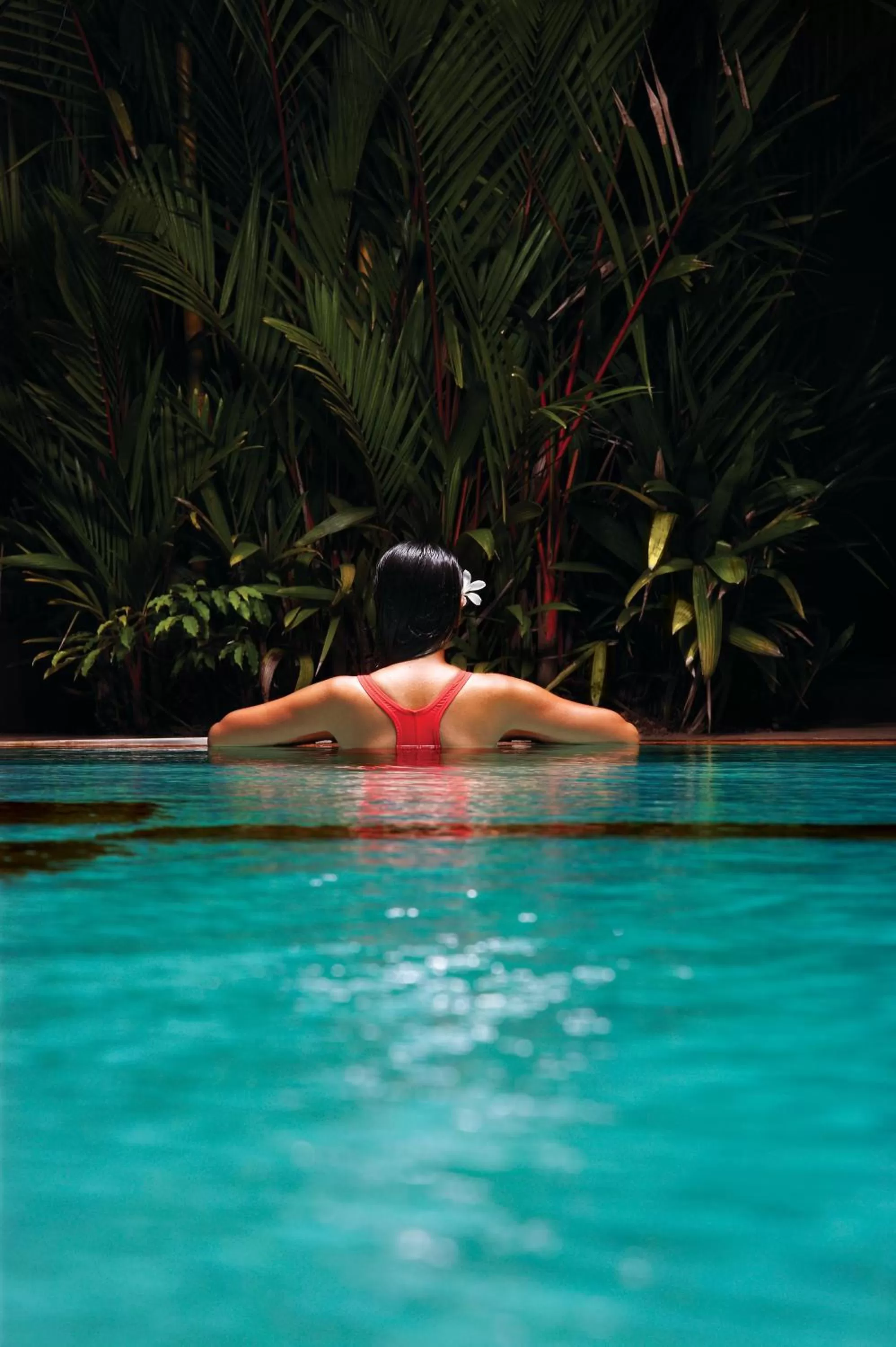 Swimming pool in The Gateway Hotel Beach Road, Calicut