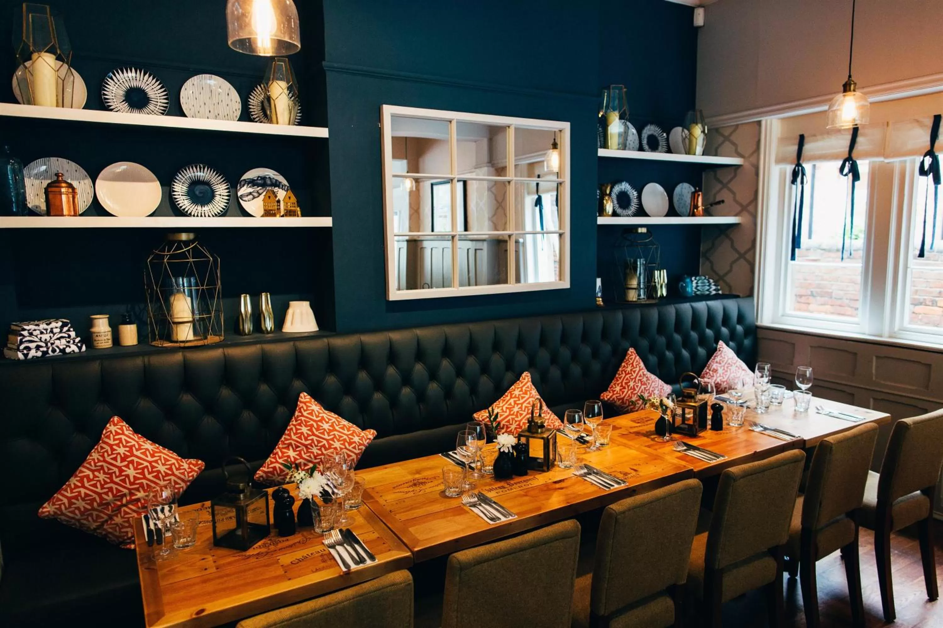 Restaurant/places to eat in Embankment Hotel