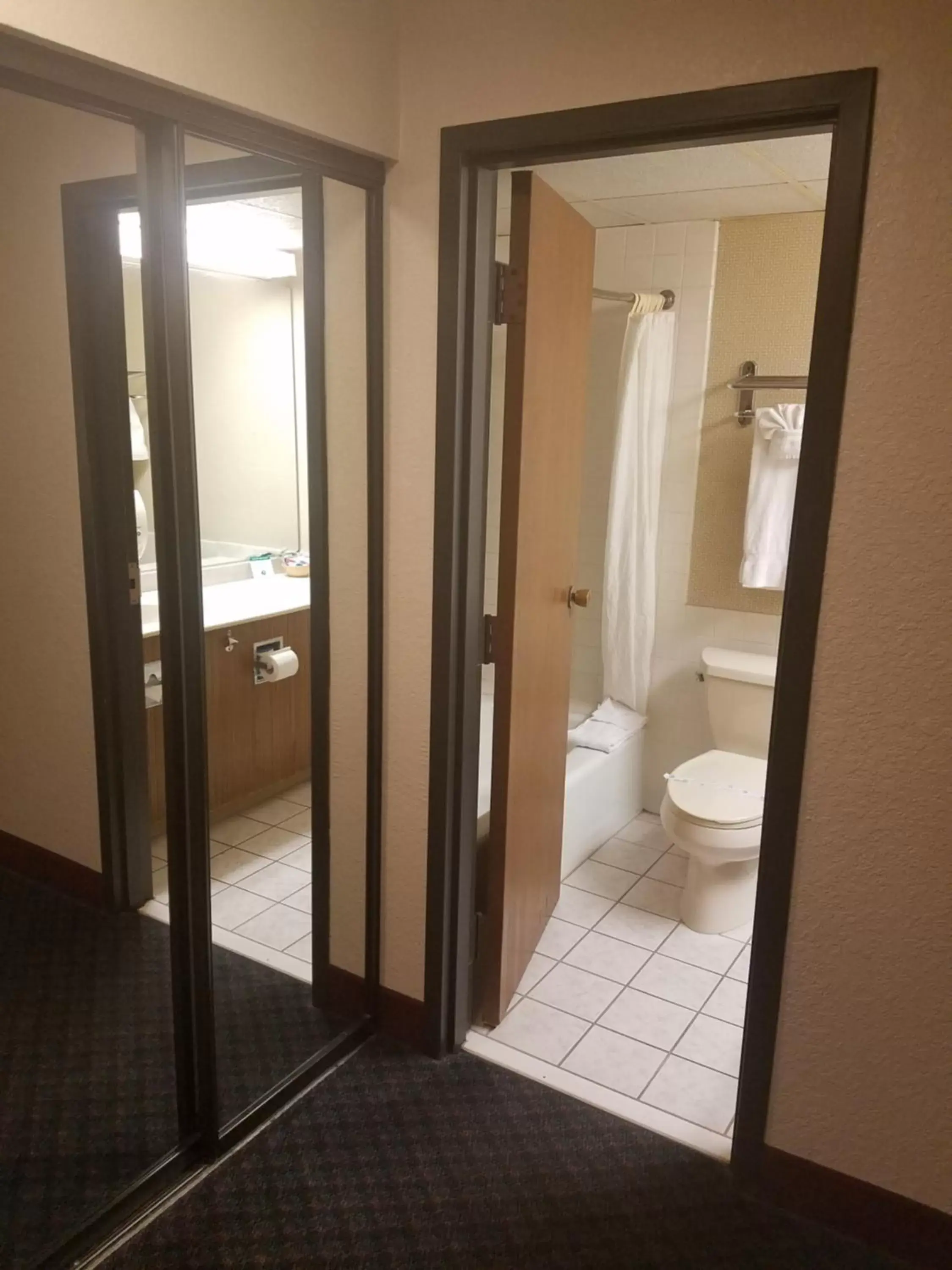 King Room with Pool View in Ontario Airport Inn King Room with Pool View in Ontario Airport Inn