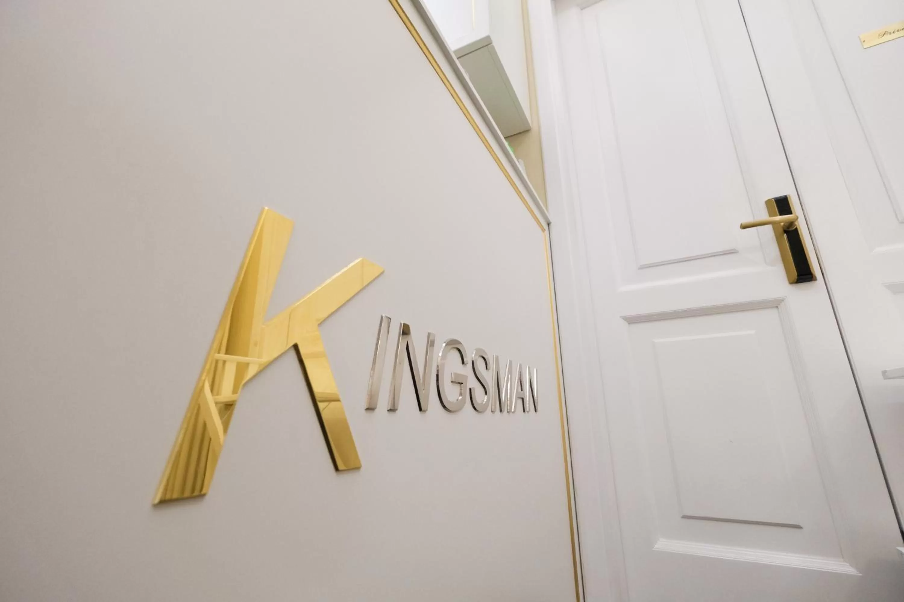 Text overlay in B&B Kingsman