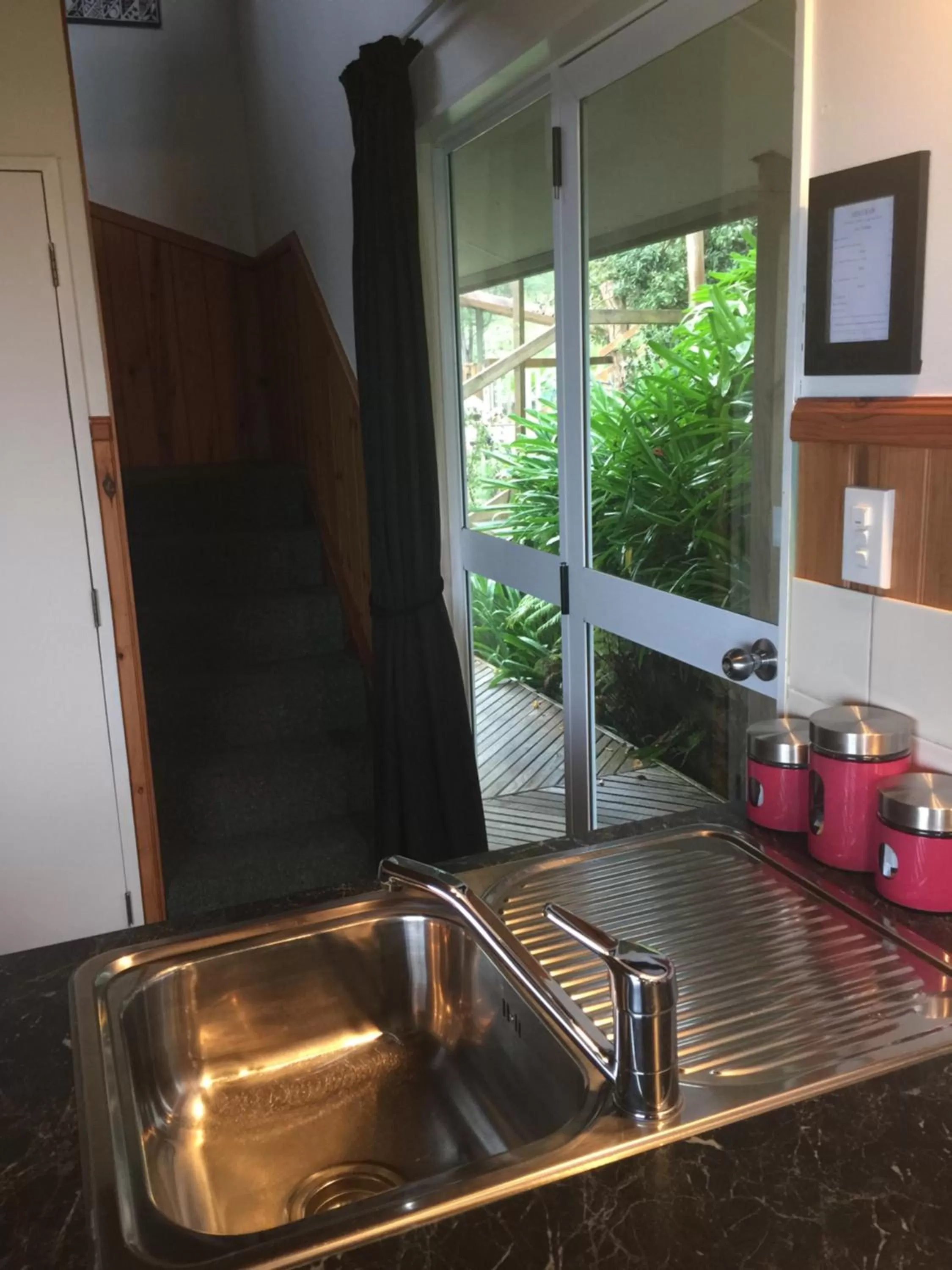 Kitchen or kitchenette in Grafton Cottage & Chalets