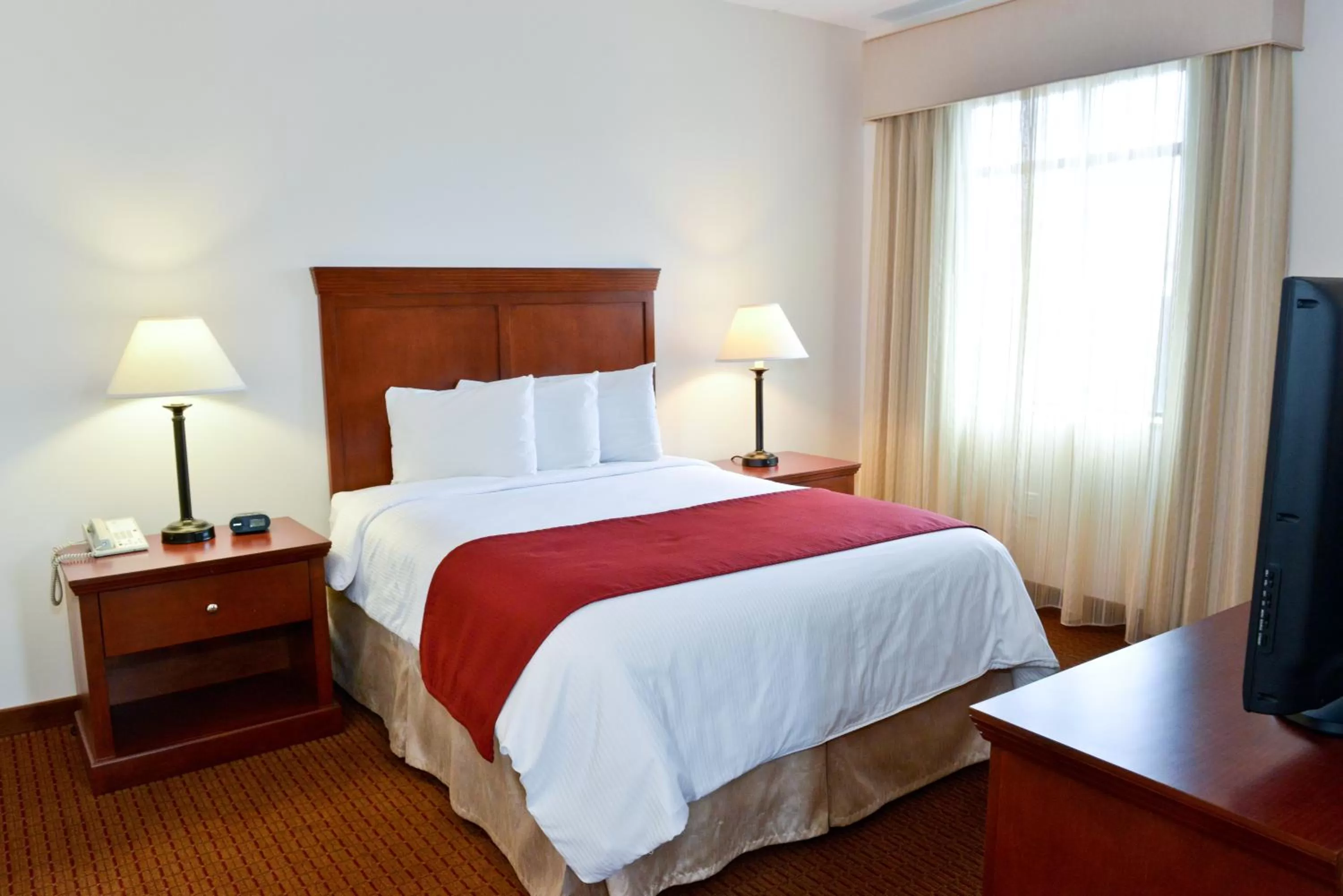 Bedroom, Bed in Penn Wells Lodge