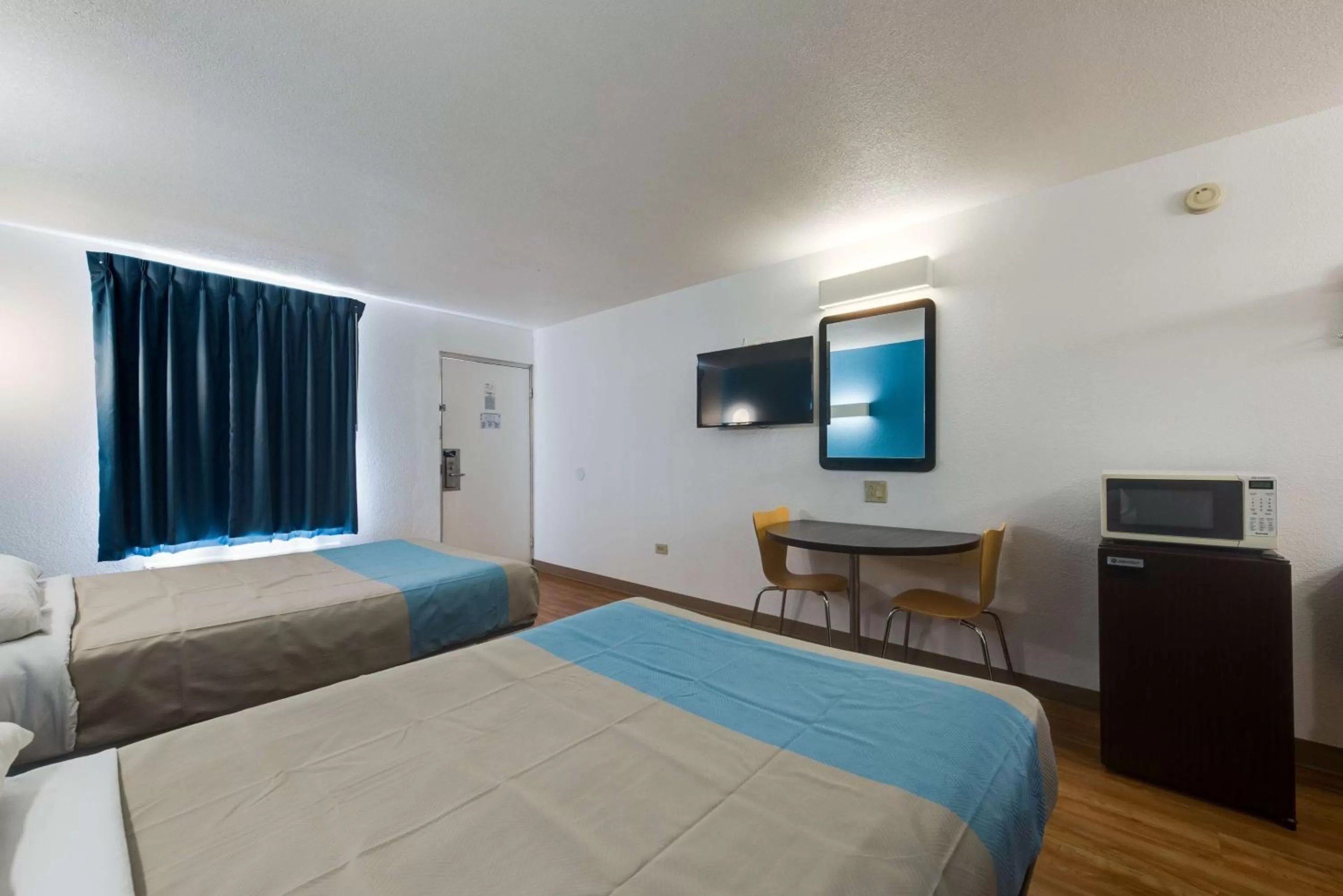 TV and multimedia, Bed in Motel 6-Kingston, TN