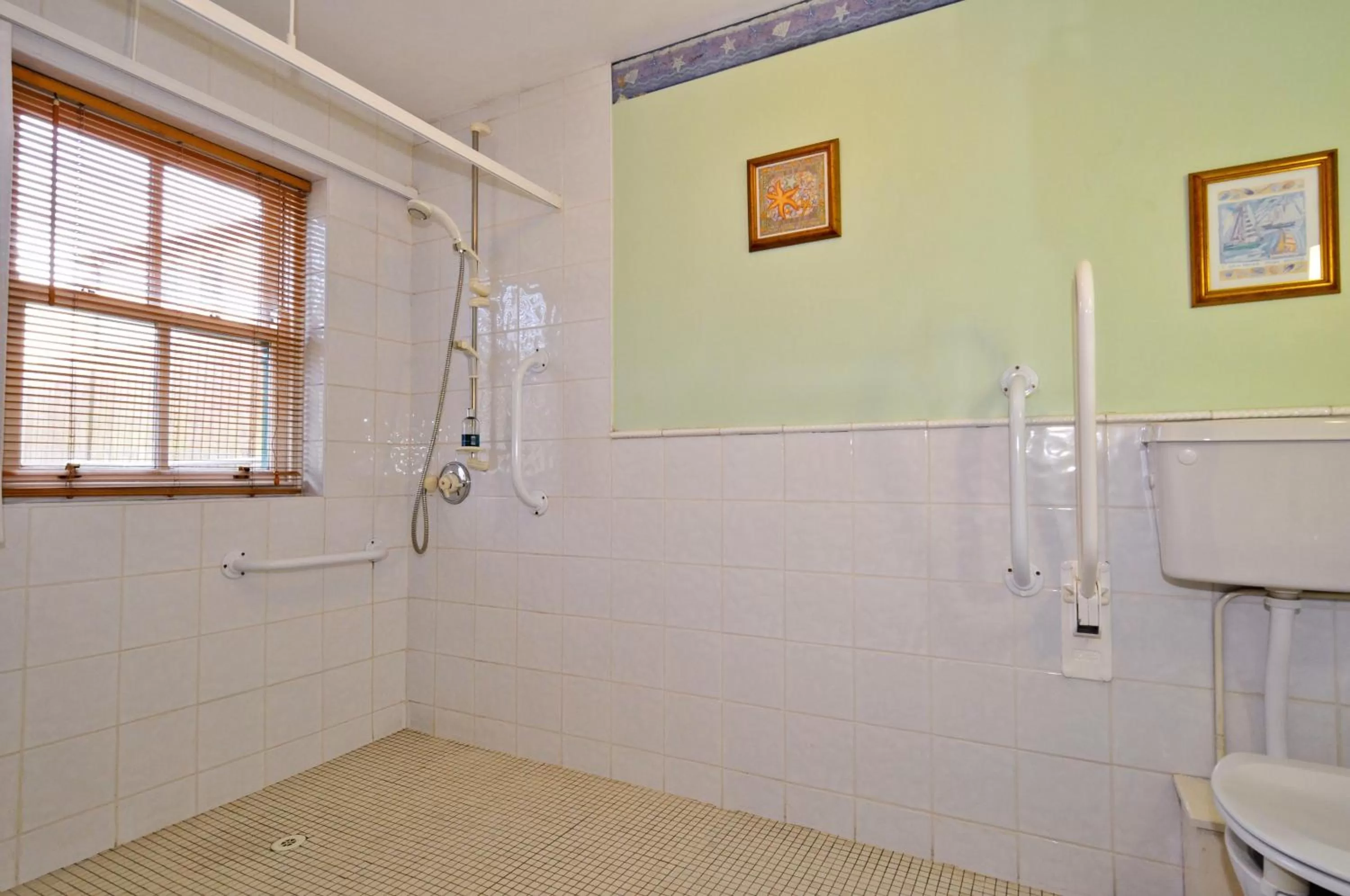 Bathroom in Boffin Lodge Guest House