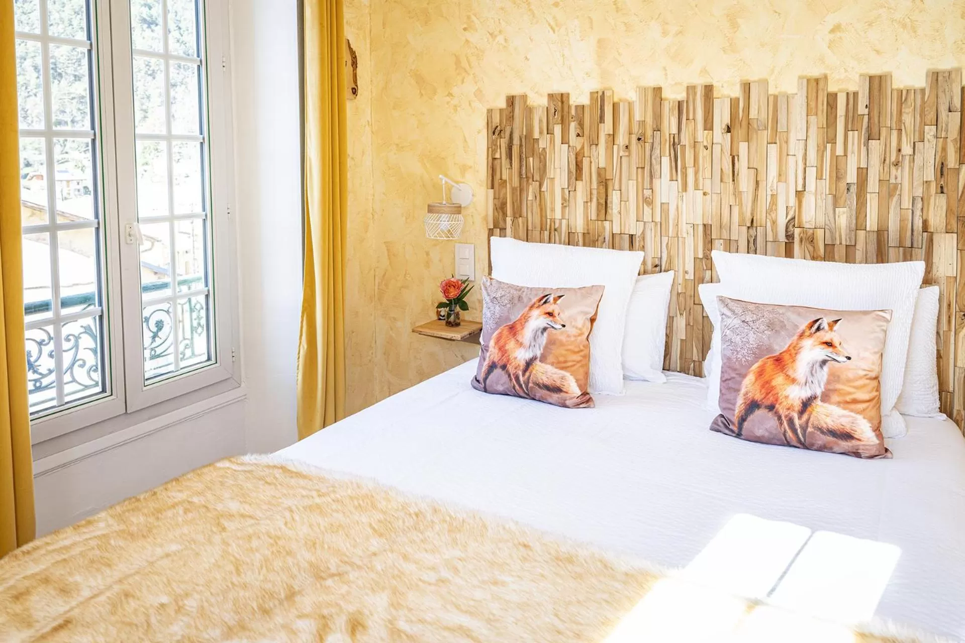 Bed in Hotel La Bonne Auberge