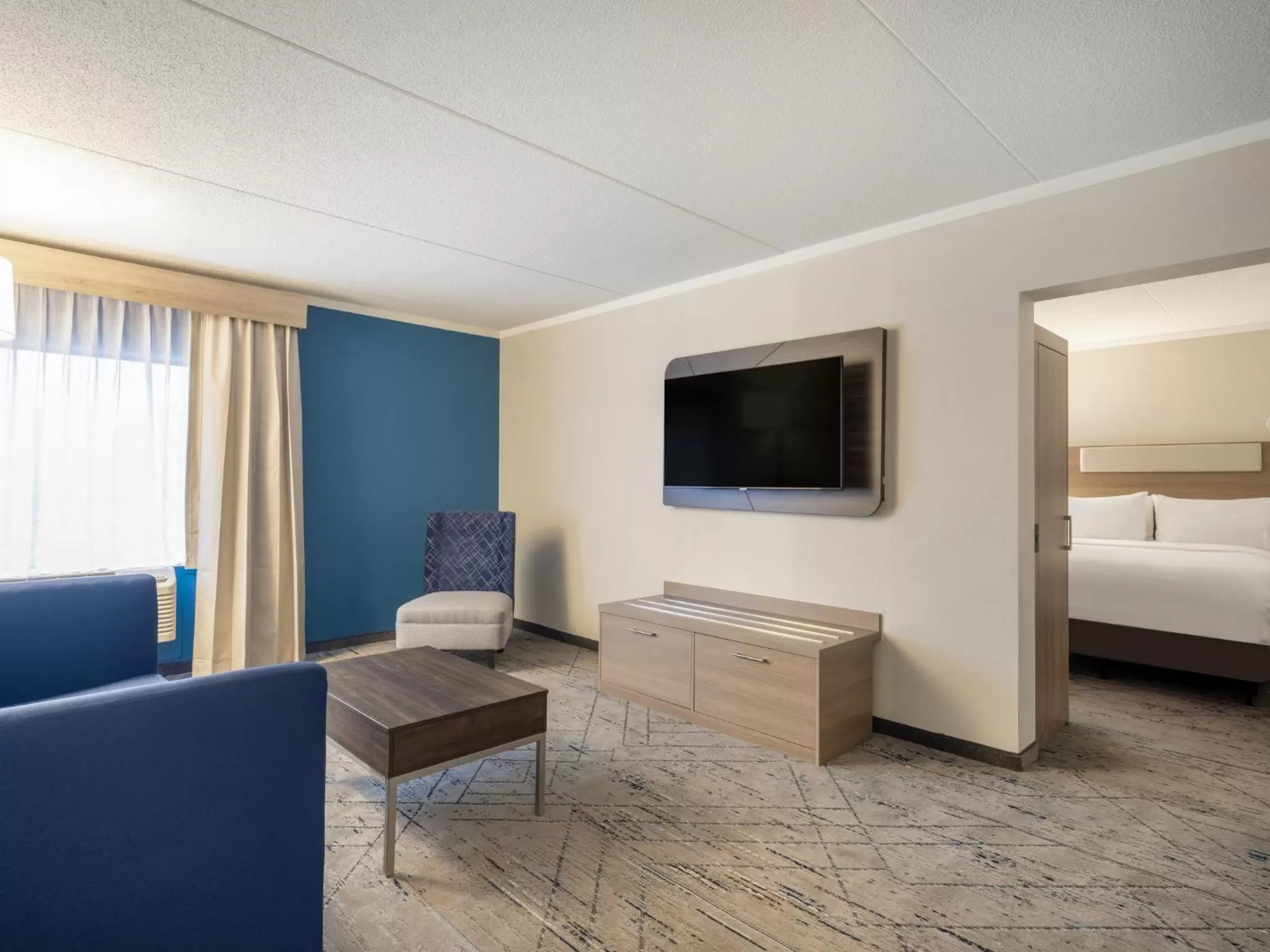 Bedroom, Bed in Holiday Inn Express & Suites Greensboro - I-40 atWendover by IHG