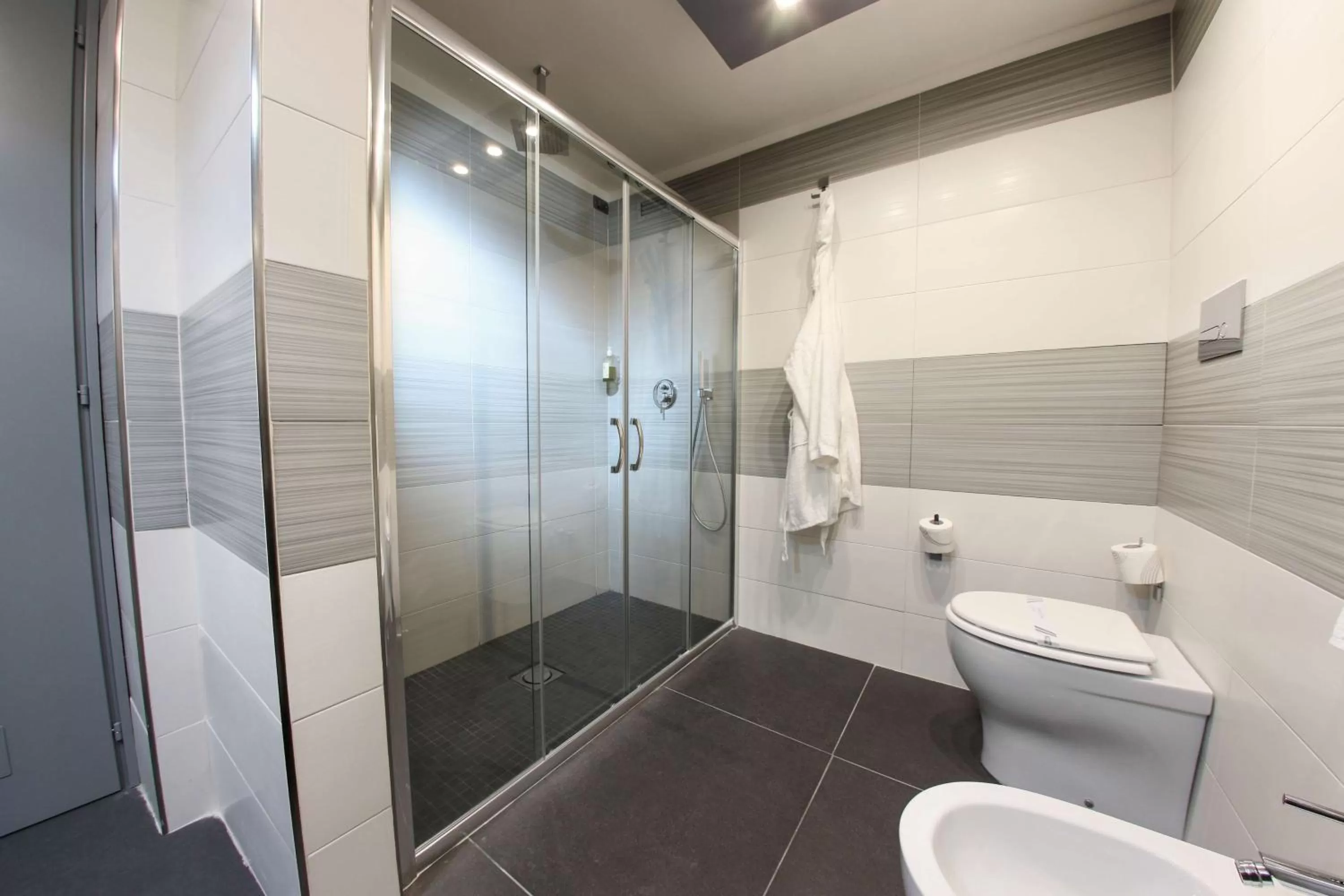 Bathroom in Best Western JFK Hotel