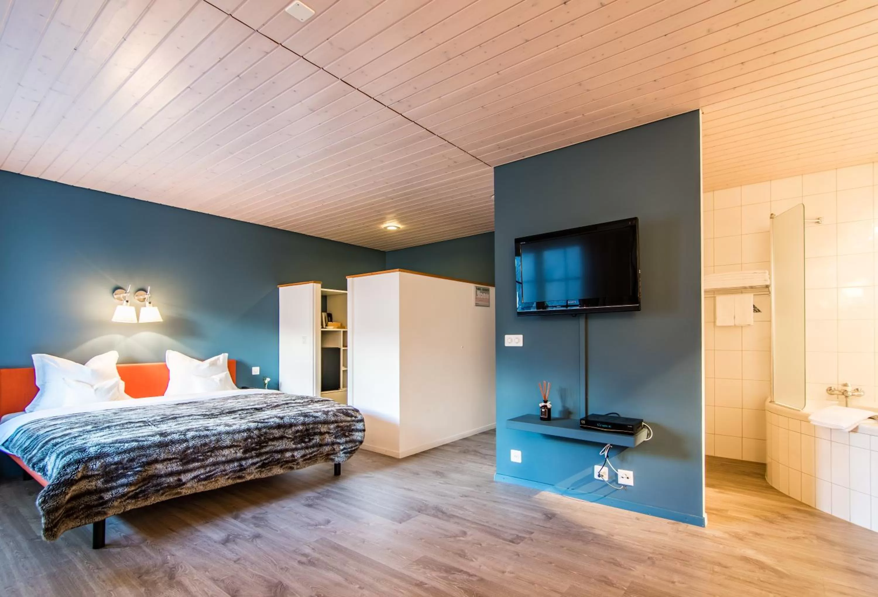 Bed, TV/Entertainment Center in Waldhotel Fletschhorn Saas-Fee
