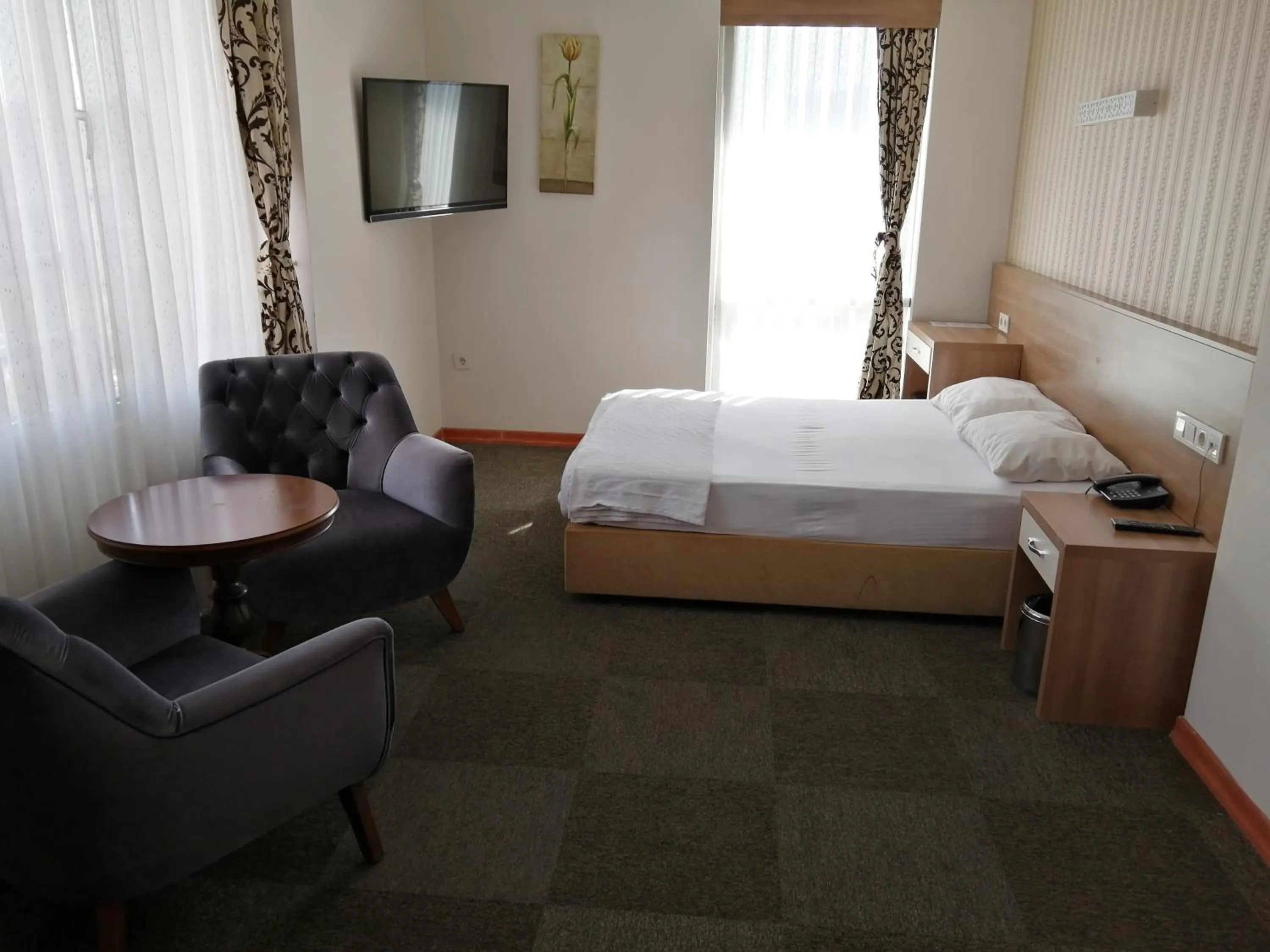 Photo of the whole room, Bed in Nice Royal