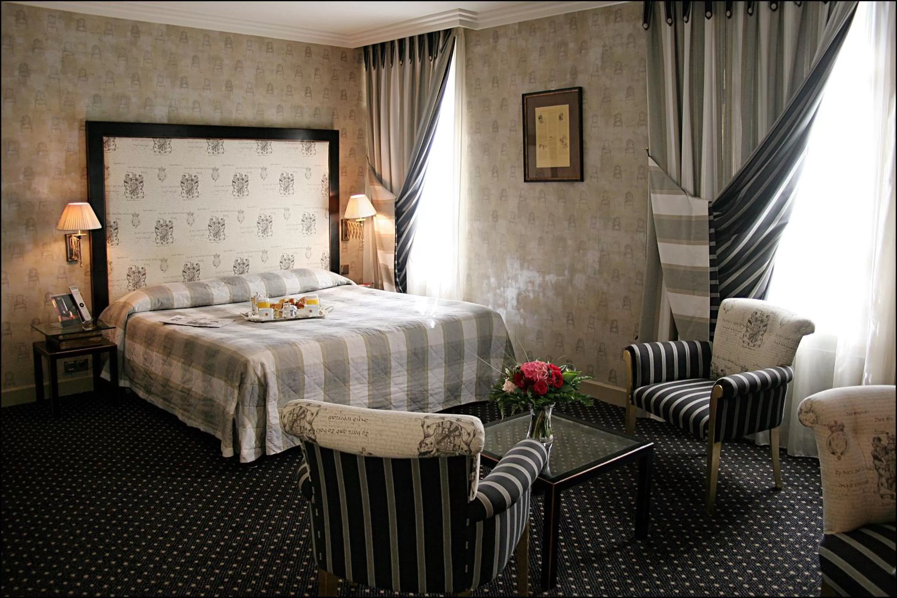 Photo of the whole room, Bed in Villa Lutèce Port Royal