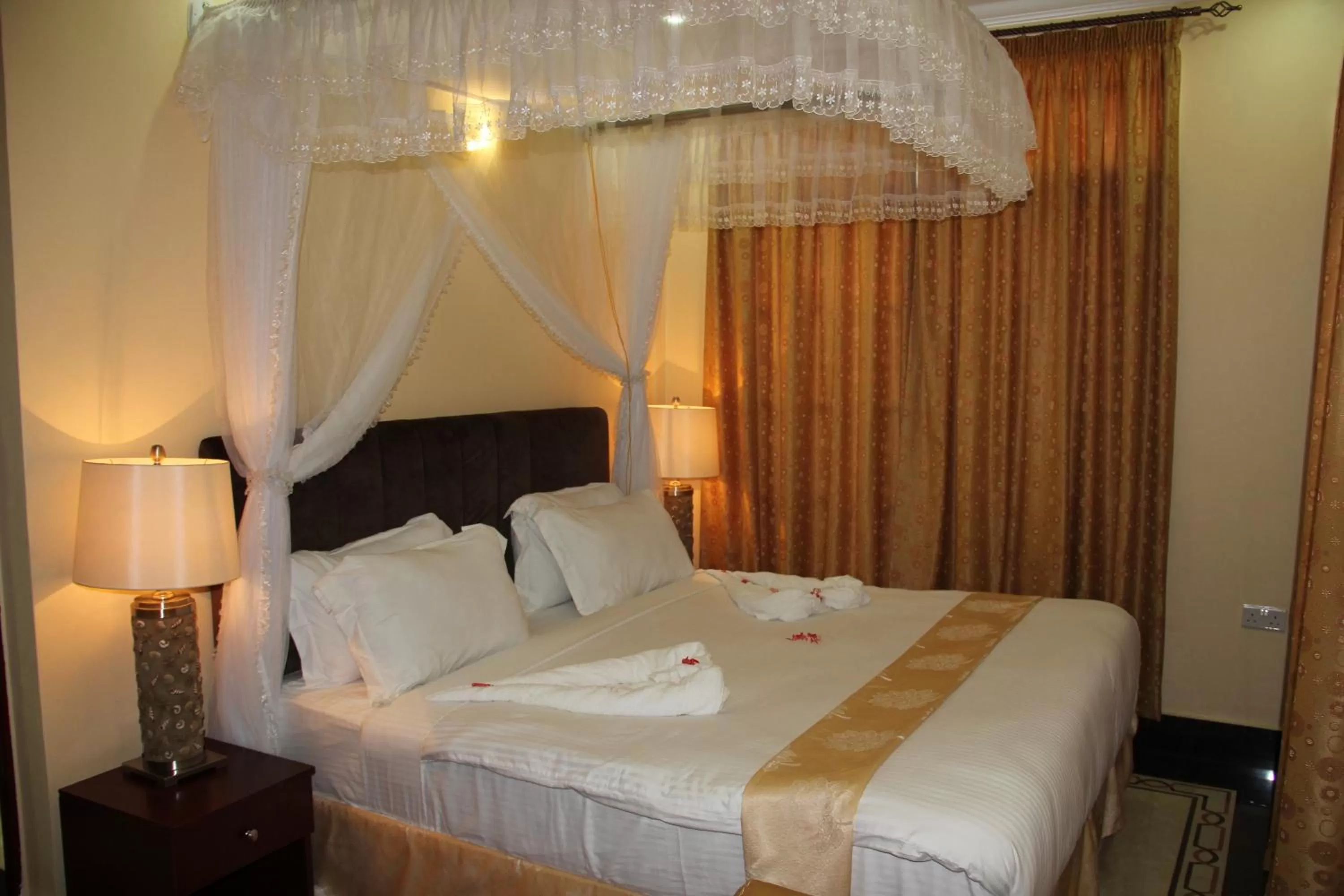 Bed in Lantana Hotel