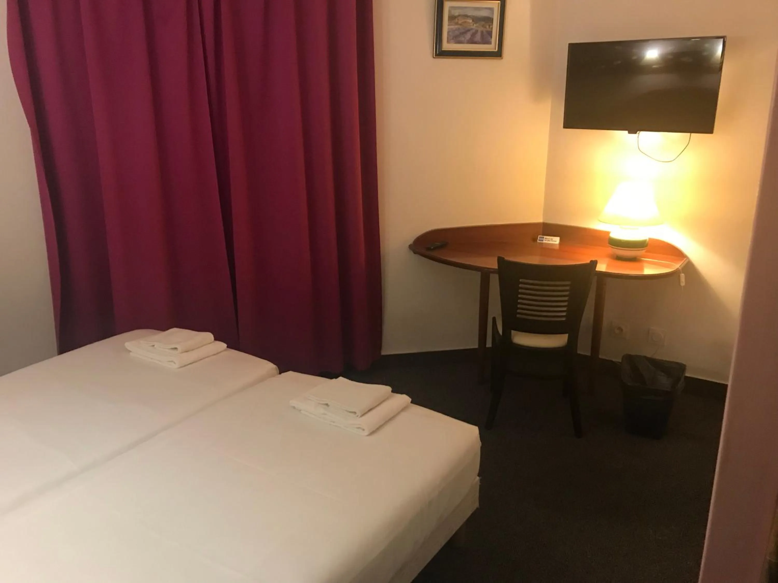 Bed in Hotel Couleurs Sud Centre-ville Gare Charleville-Mézières