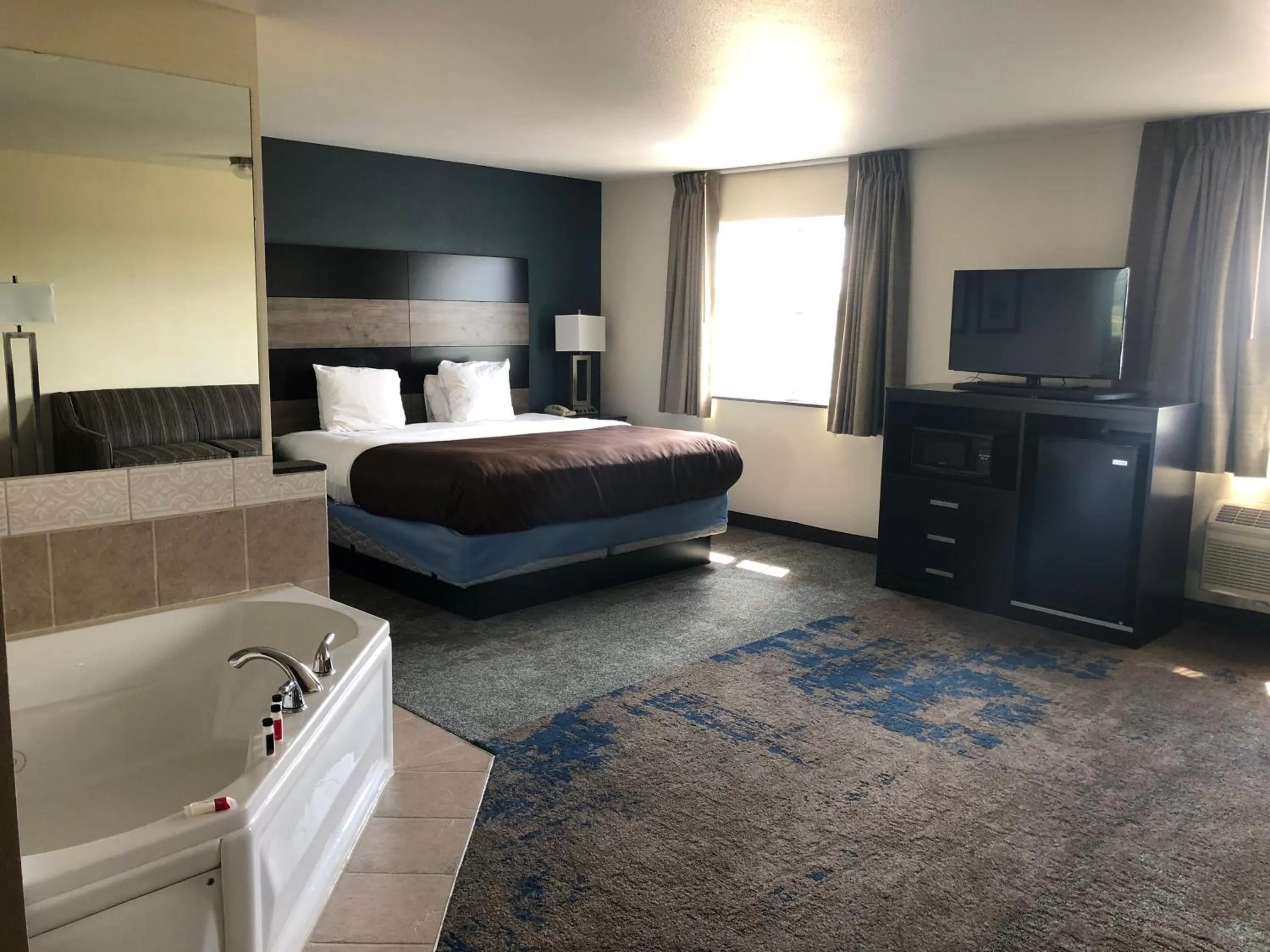 1 King Bed, Junior Studio Suite, Non Smoking in AmericInn by Wyndham Maquoketa