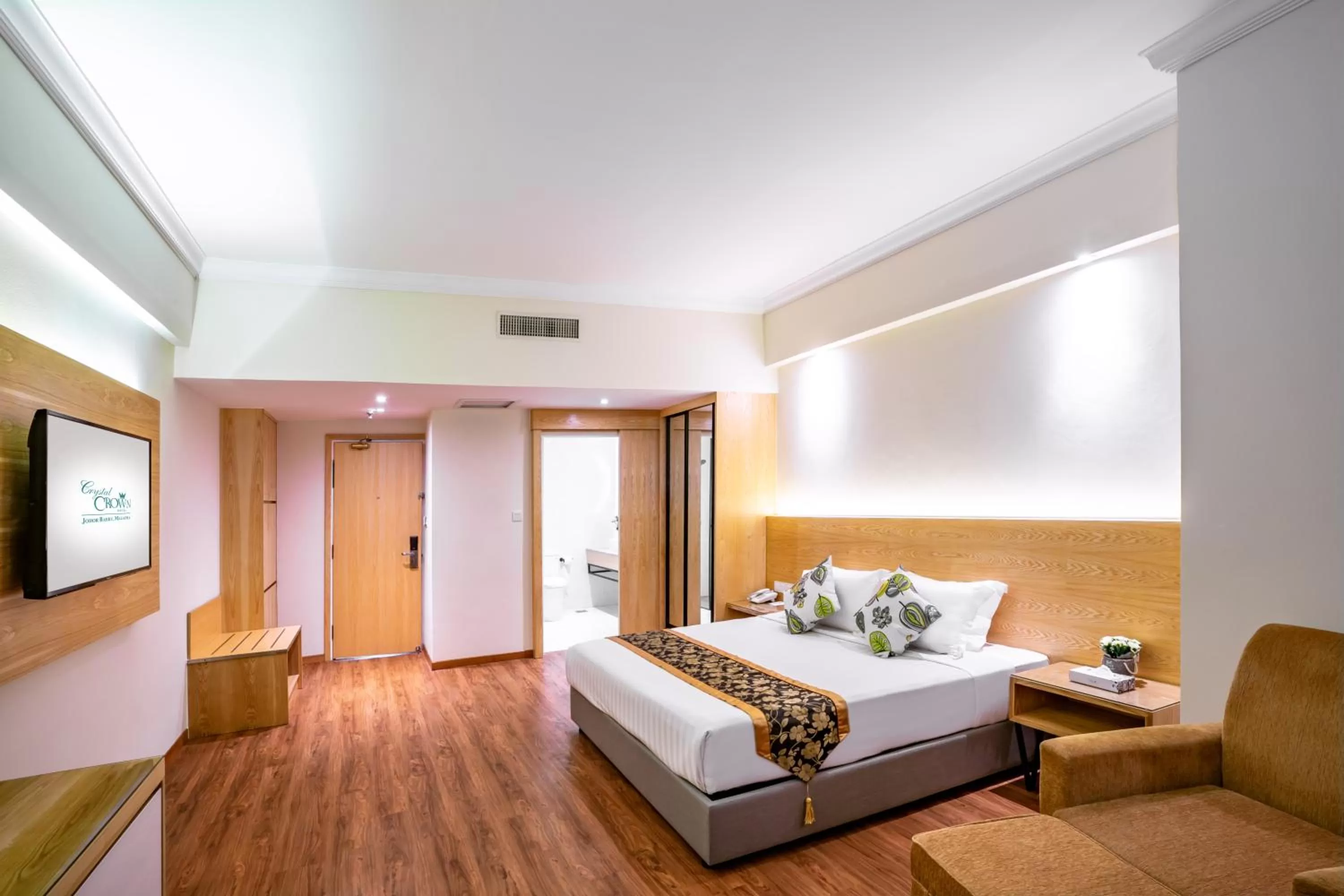 Bedroom, Bed in Crystal Crown Hotel JB