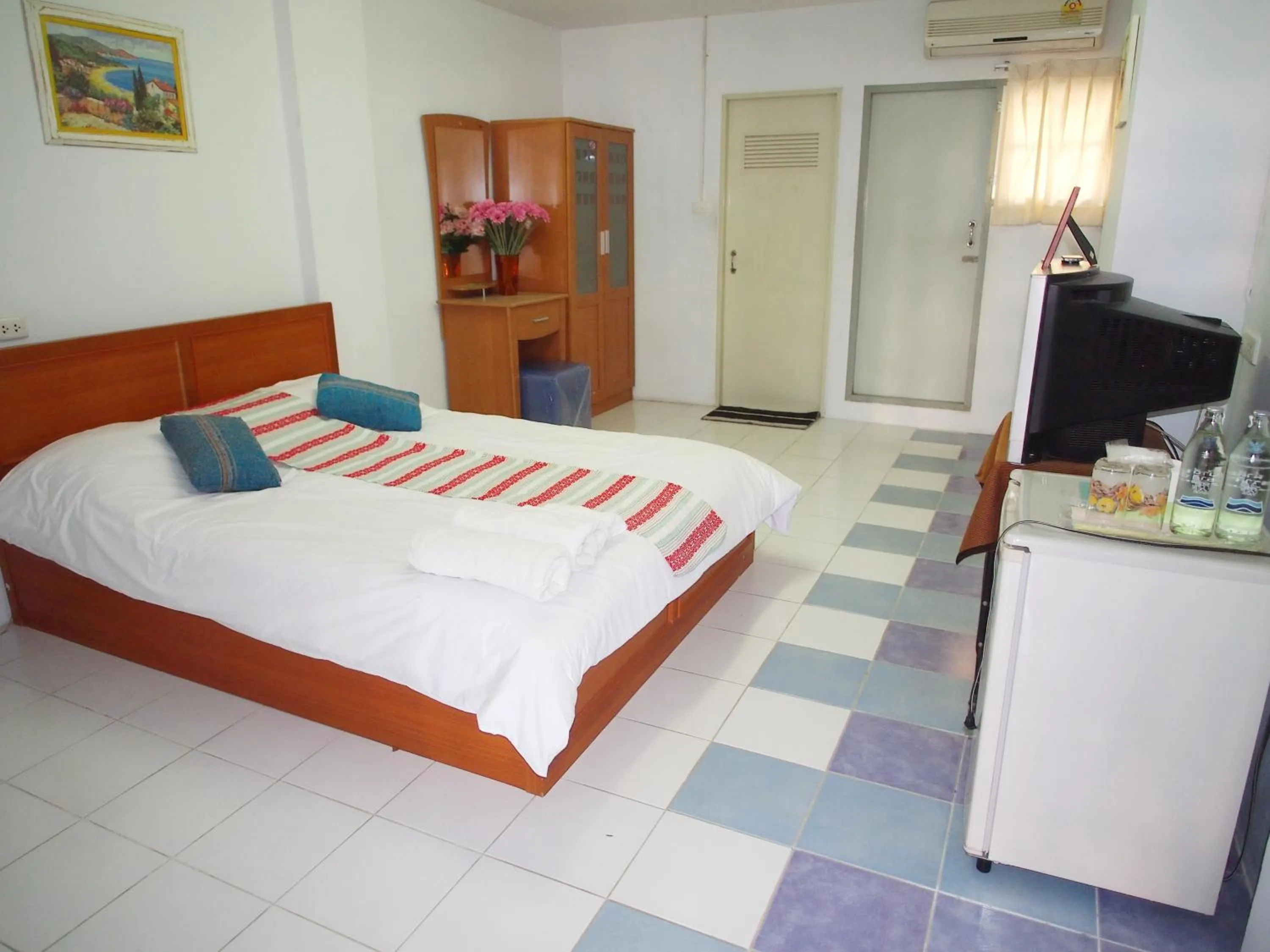 Photo of the whole room, Bed in Thanapa Mansion (Donmuang Airport)