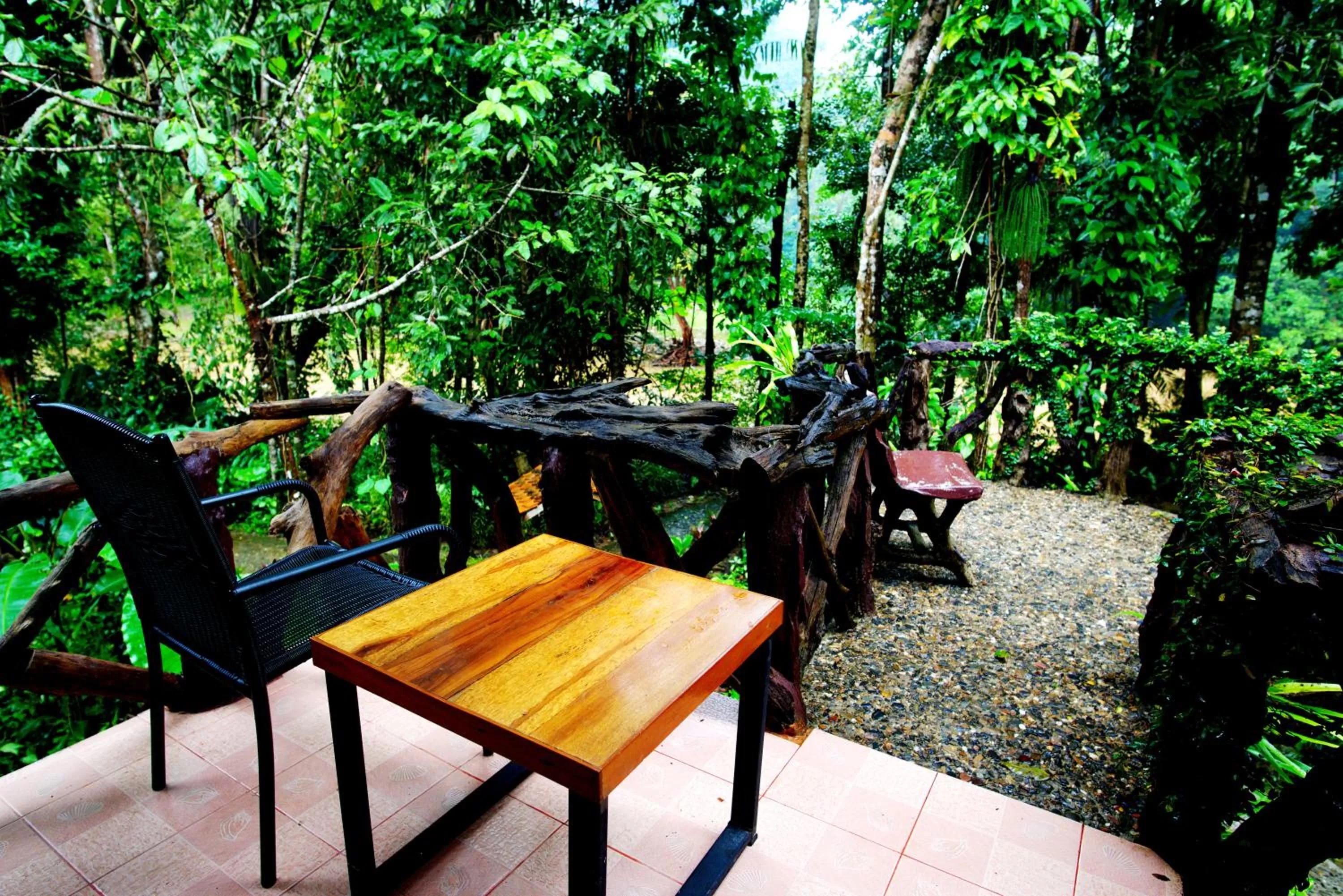 Dining area in Art's Riverview Lodge