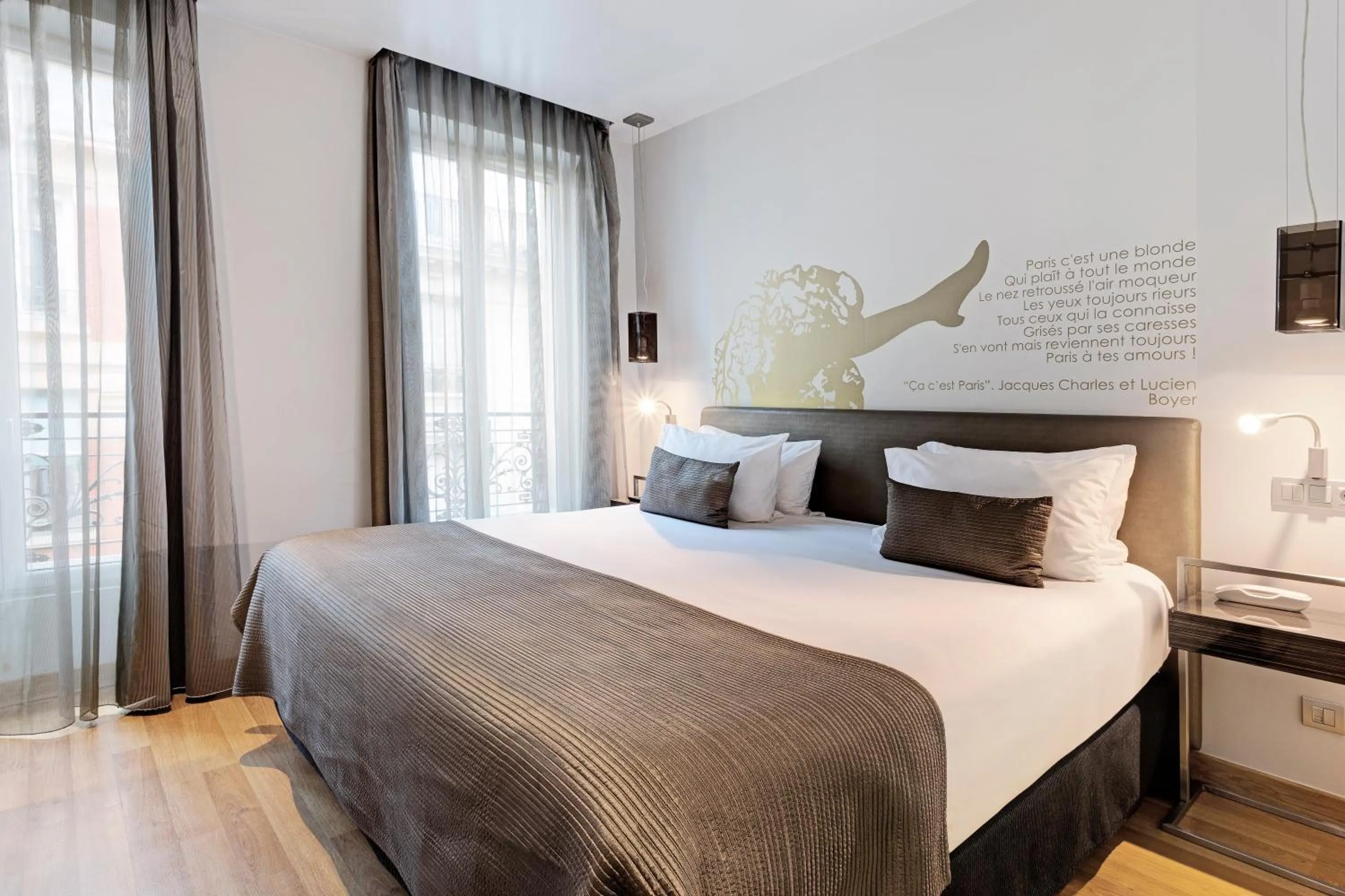 Photo of the whole room, Bed in Exe Panorama