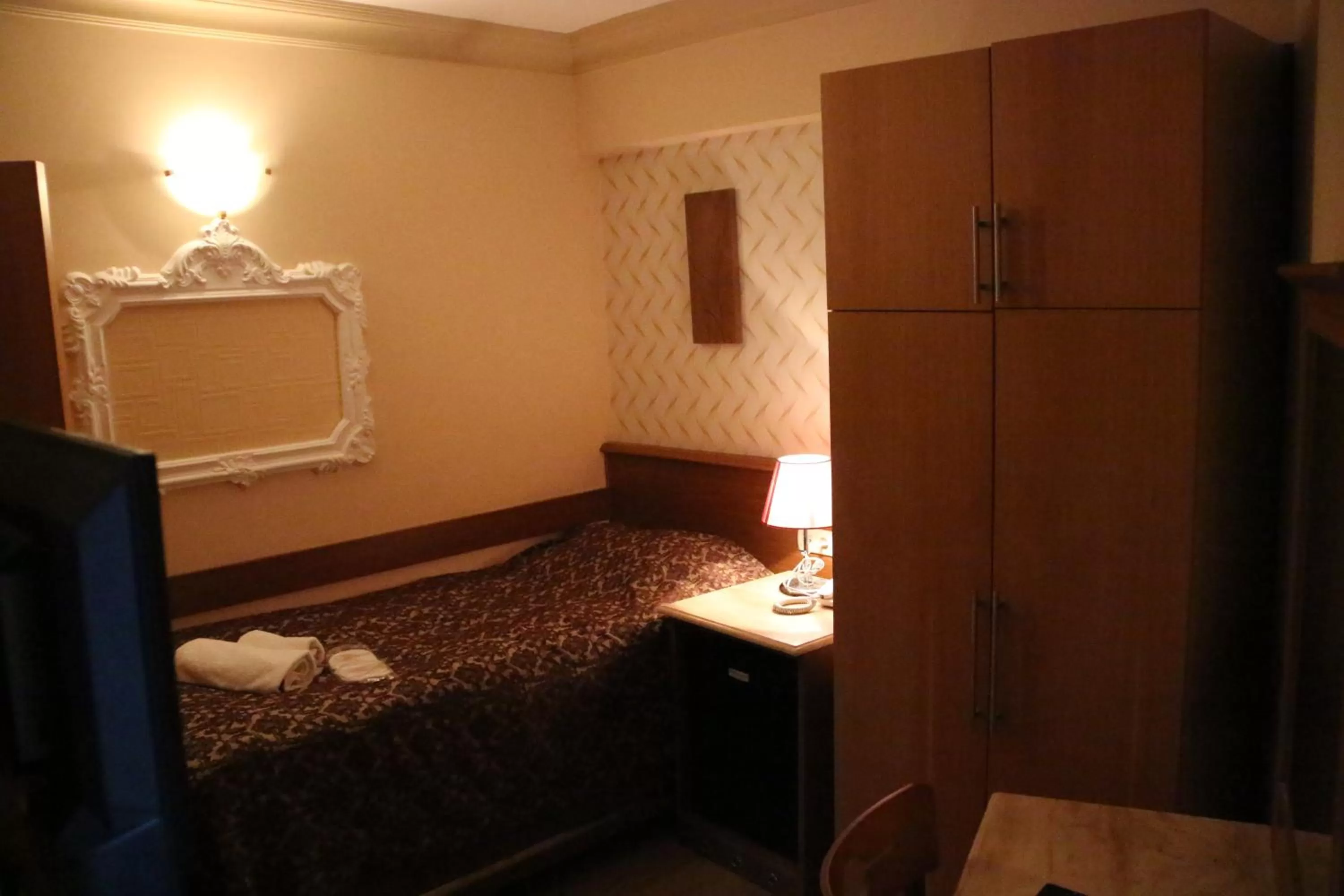 Photo of the whole room, Bed in Grand Peninsula Hotel