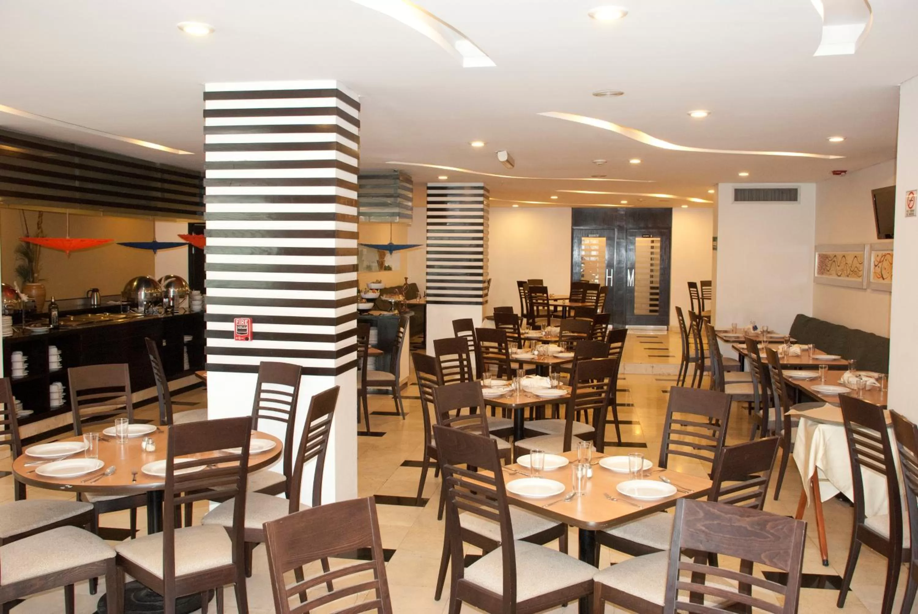 Restaurant/places to eat in Hotel & Suites PF