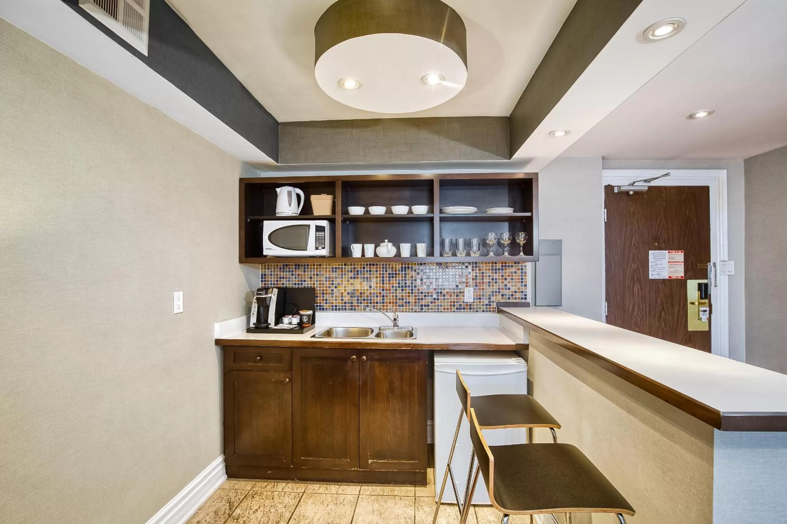 Communal kitchen in Town Inn Suites Hotel