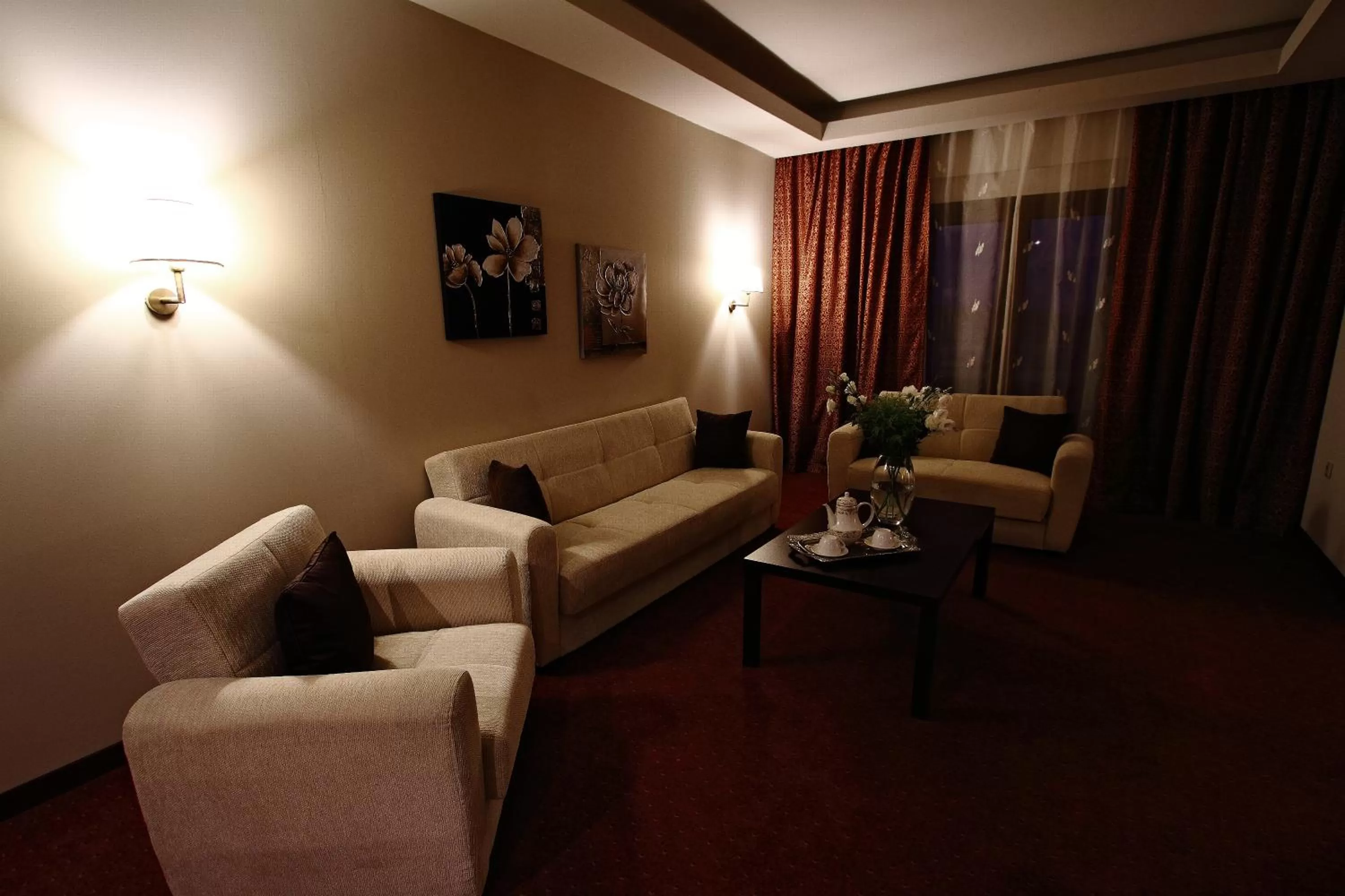 Seating area in Siris Hotel