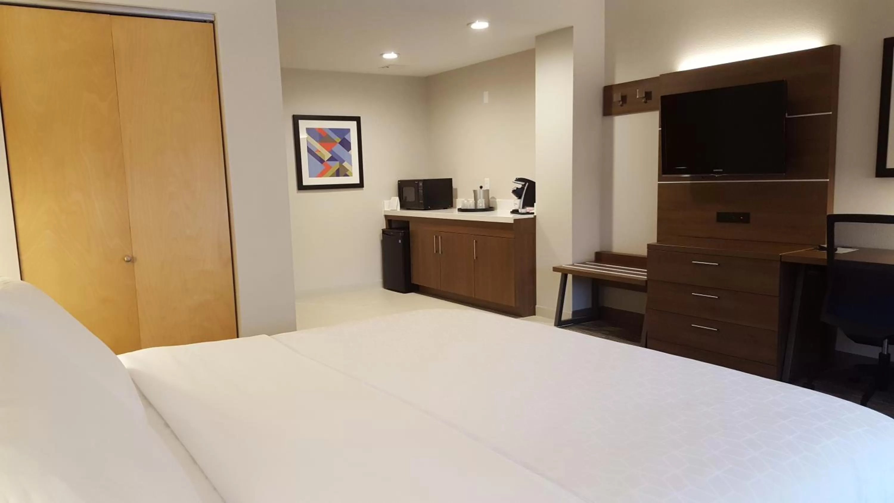 Communal lounge/ TV room, Bed in Holiday Inn Express Fremont - Milpitas Central by IHG