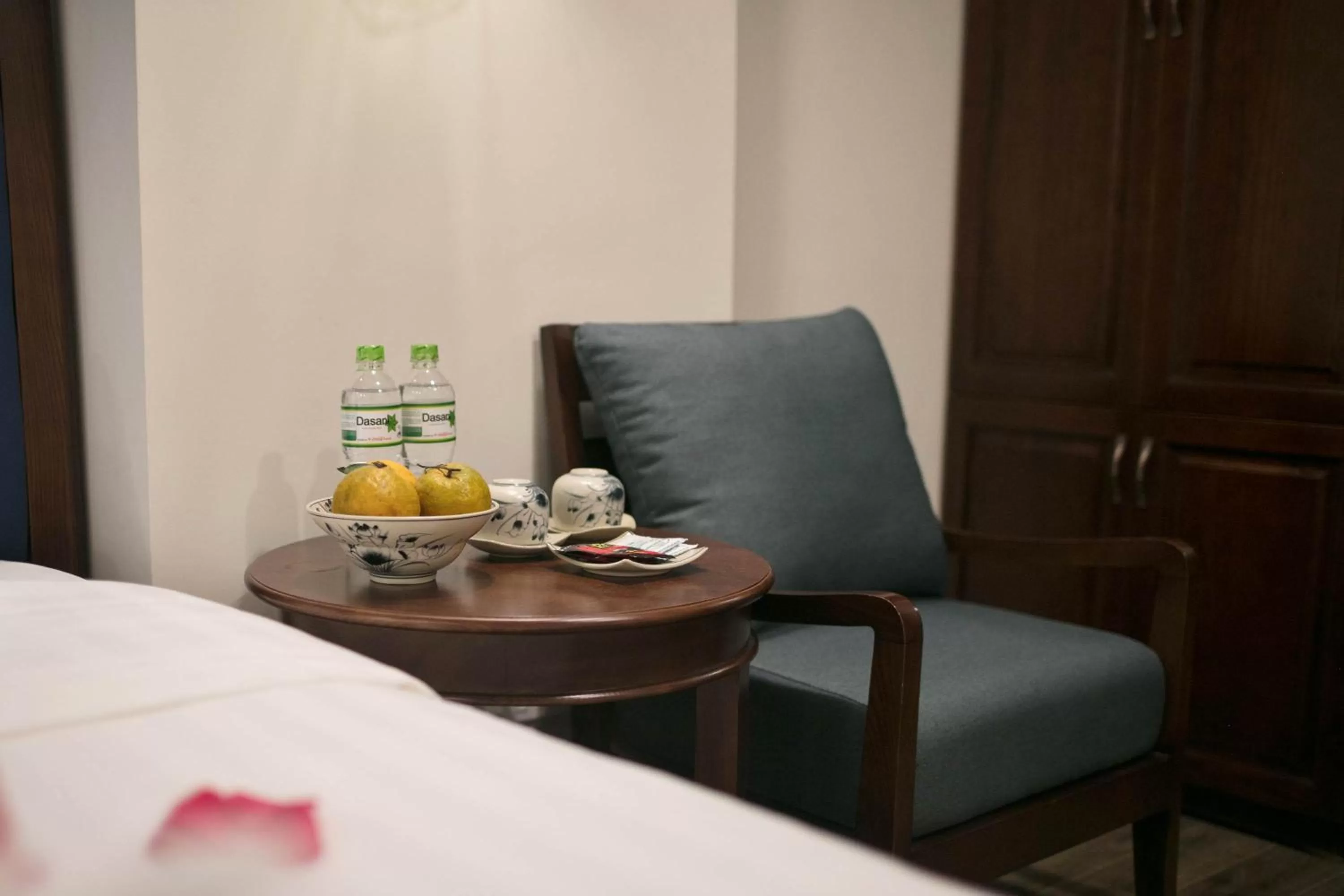 Food and drinks, Bed in Holiday Emerald Hotel