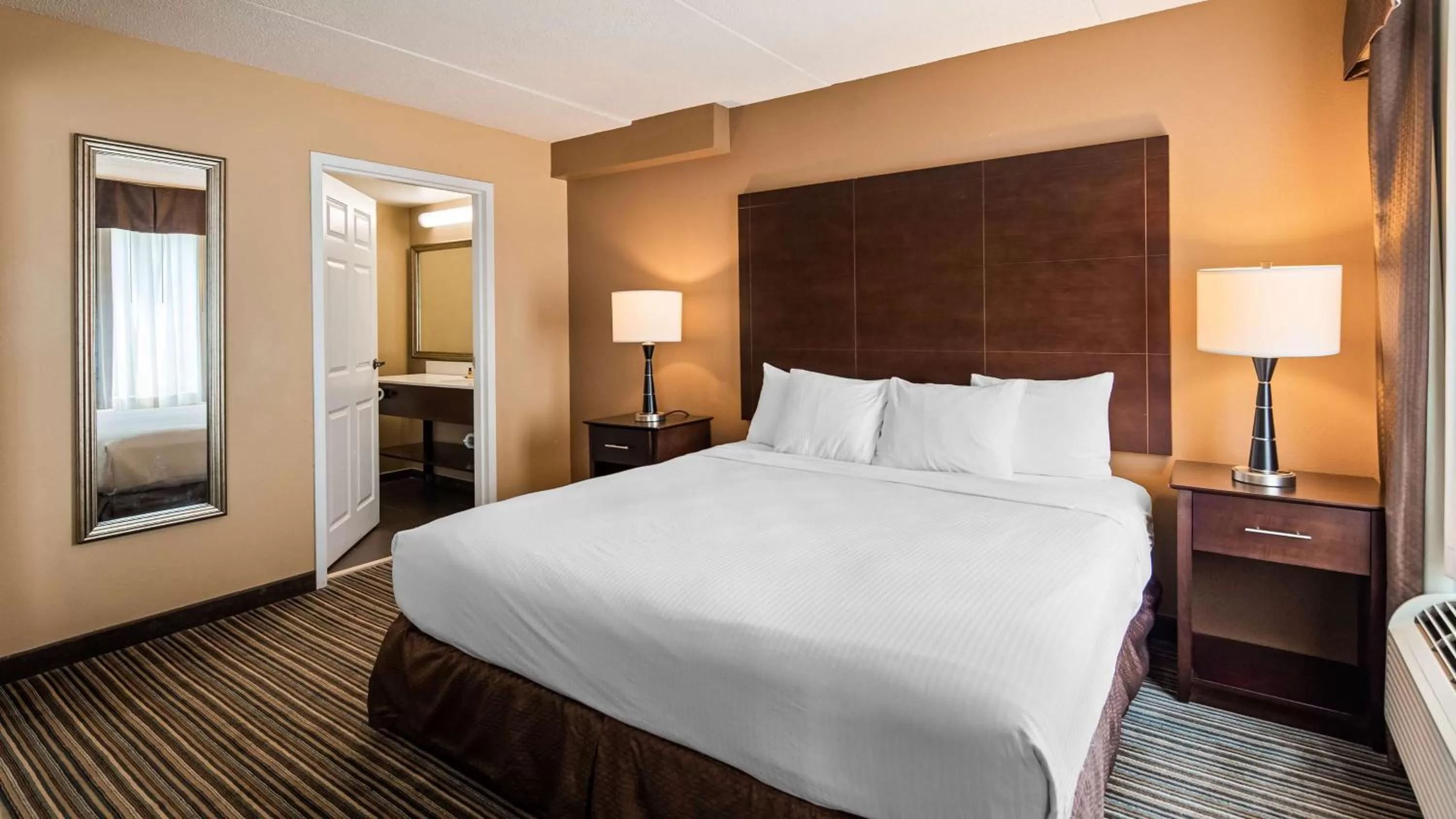 King Room - Disability Access / Non-Smoking in Wingate by Wyndham Harrisburg Near Hershey