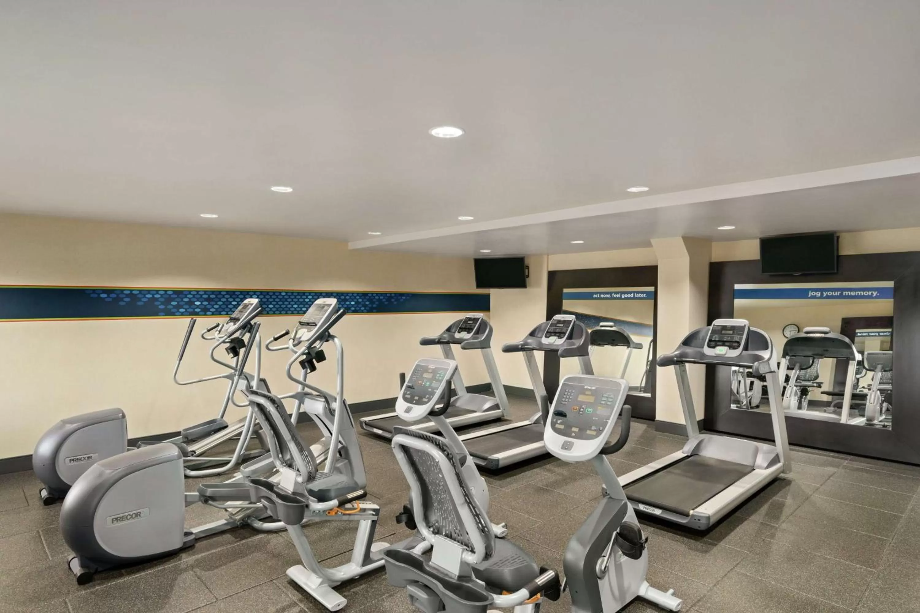 Fitness centre/facilities in Hampton Inn Portland Airport