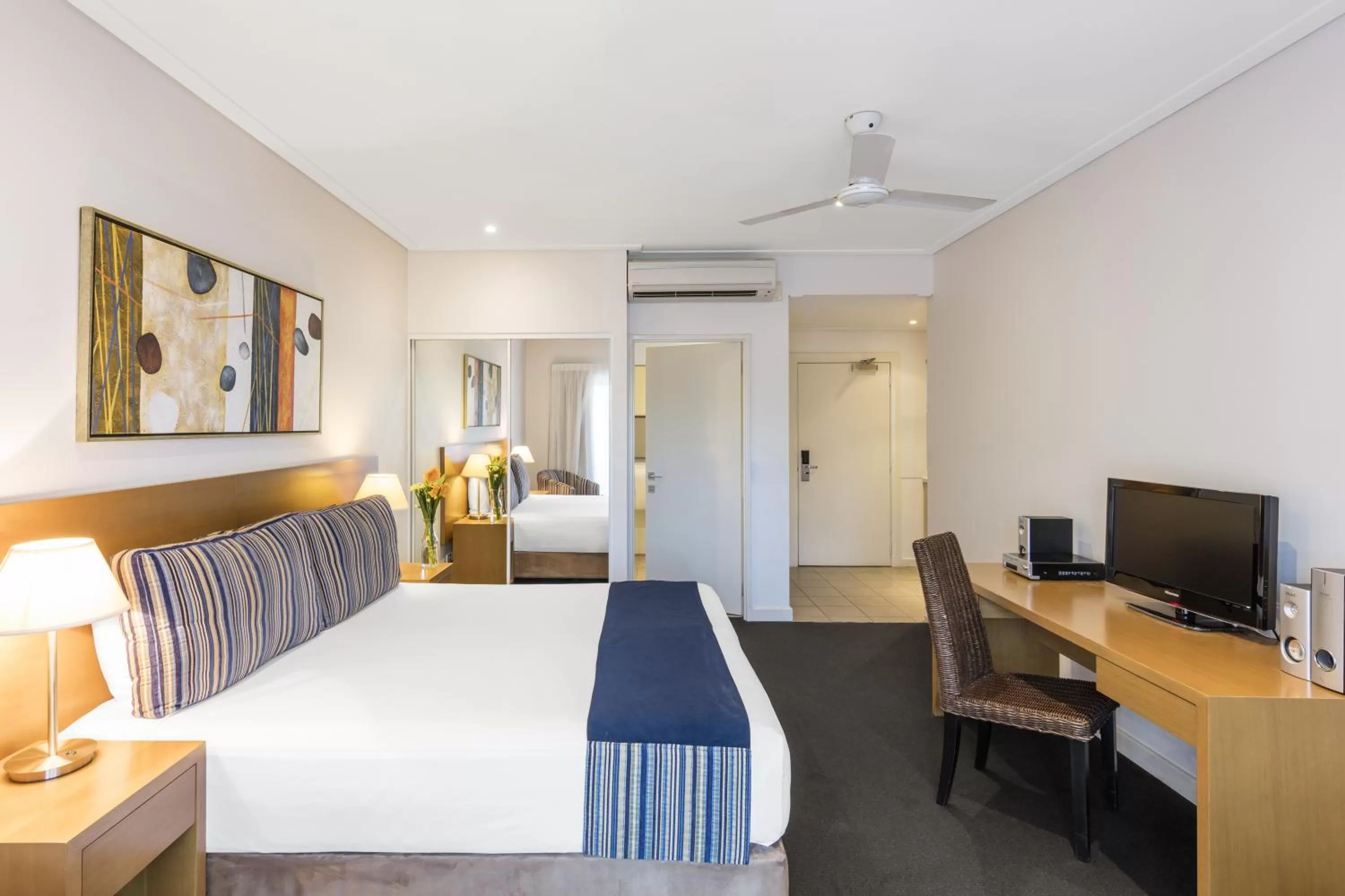 TV and multimedia, Bed in Oaks Broome Hotel