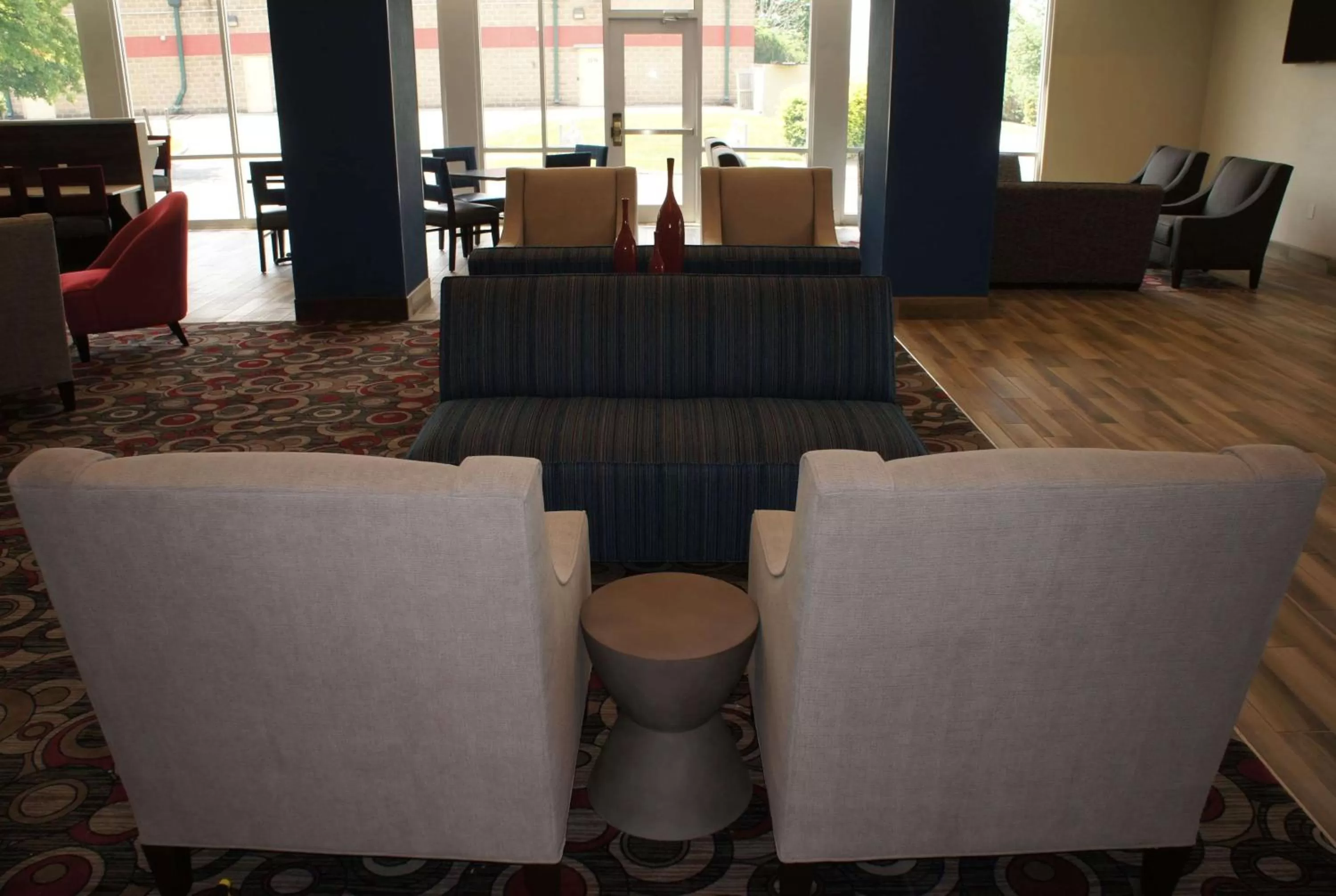 Seating area in La Quinta Inn and Suites by Wyndham Bloomington
