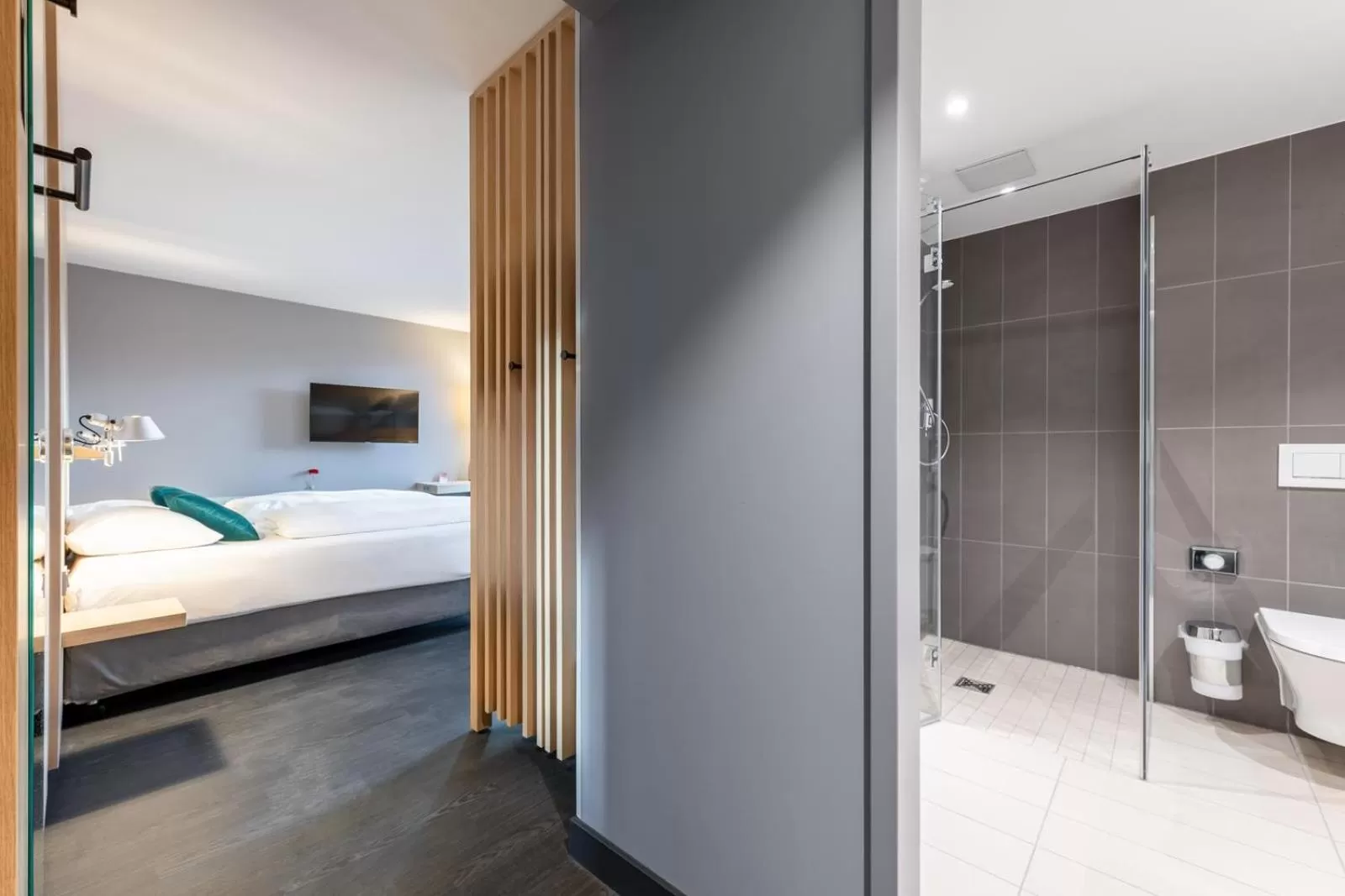 Photo of the whole room, Bed in Serways Hotel Hösel