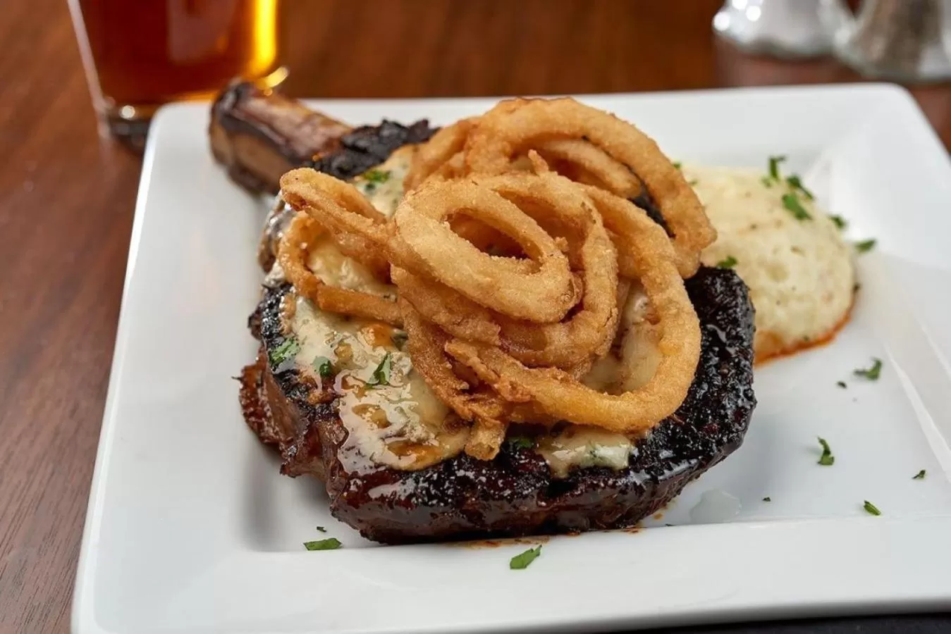 Restaurant/places to eat in Radisson Hotel Detroit Metro Airport