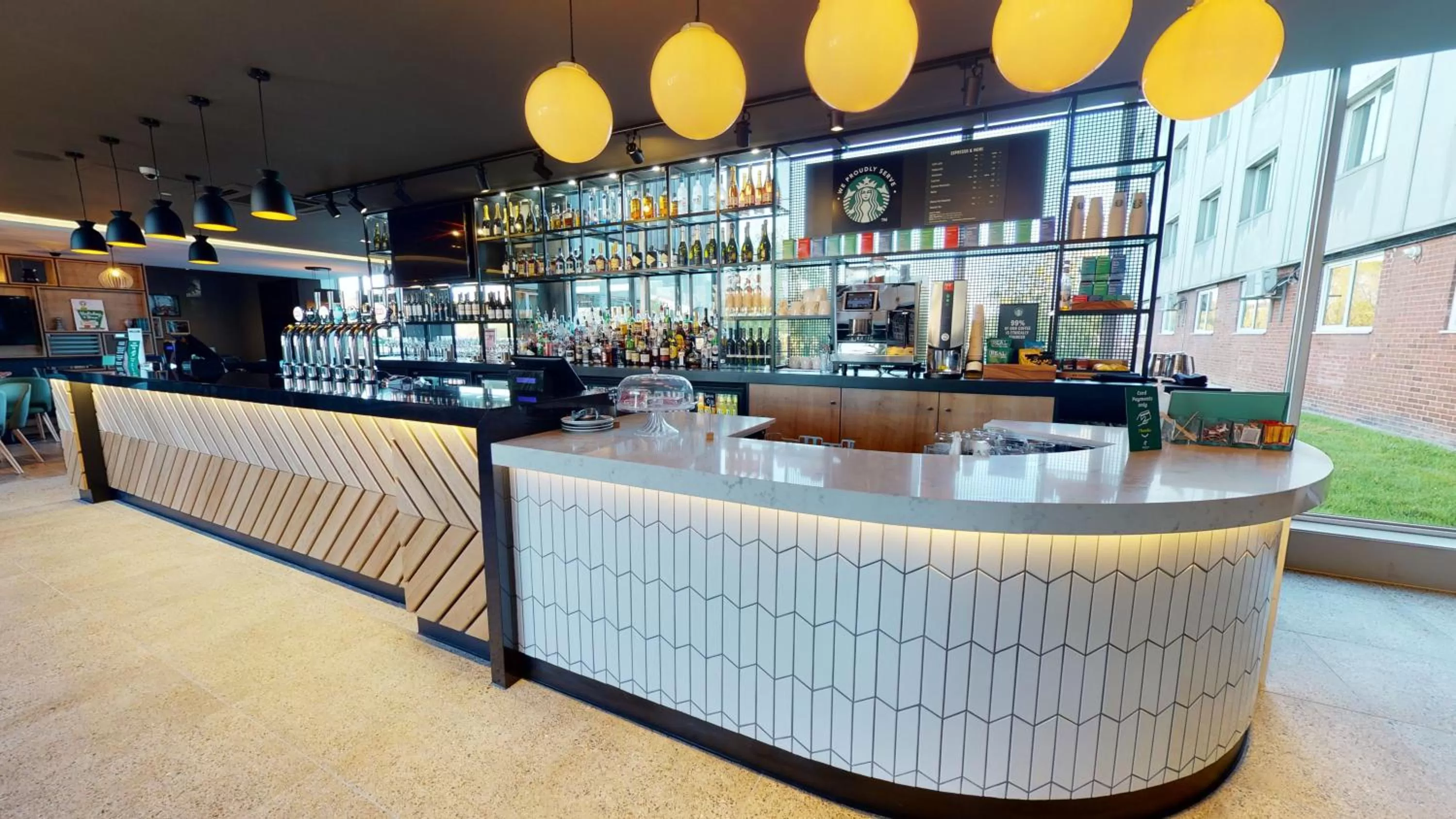 Lounge or bar in Holiday Inn Basildon by IHG