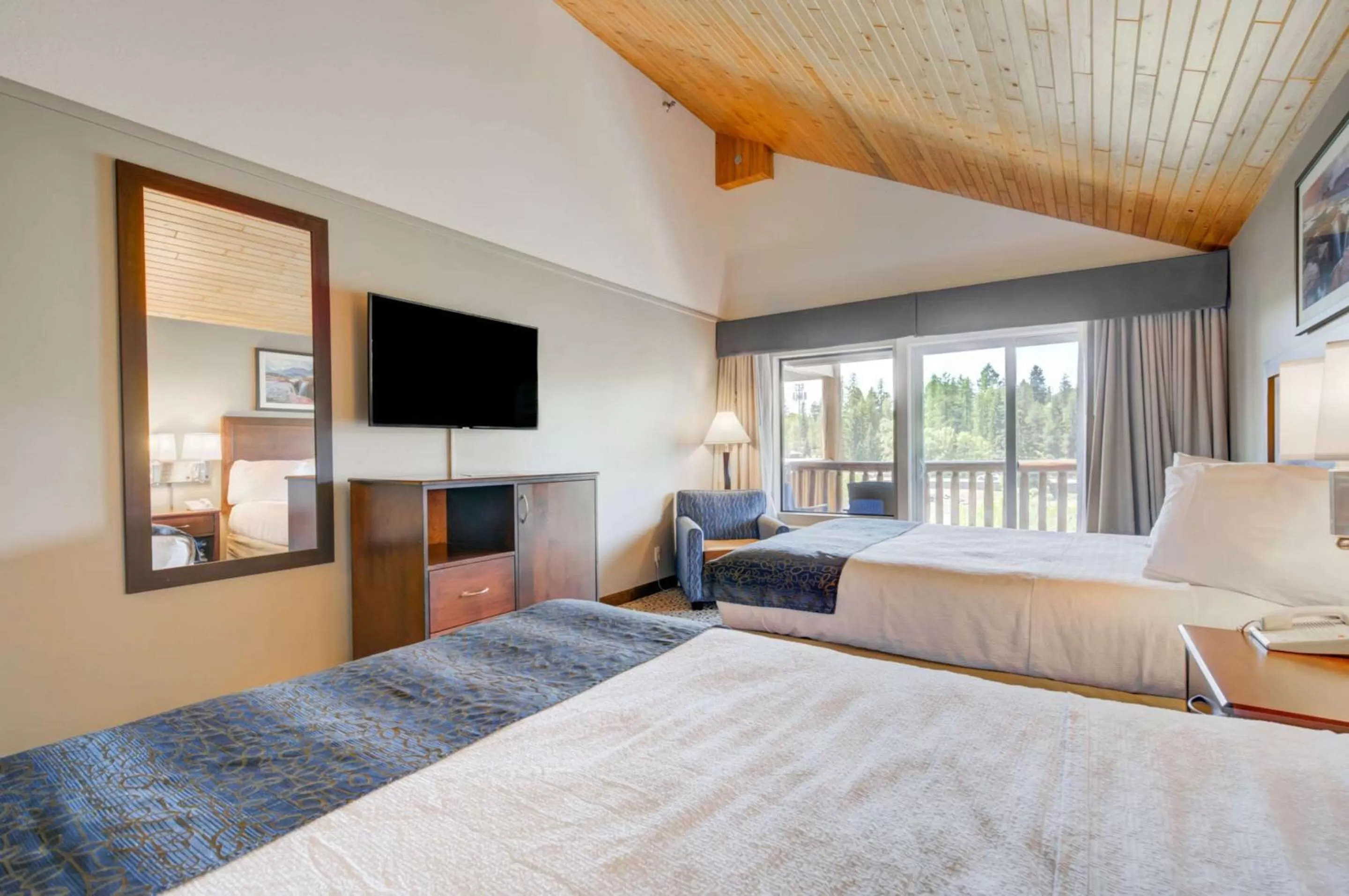 TV and multimedia, Bed in Whitefish Riverfront Hotel